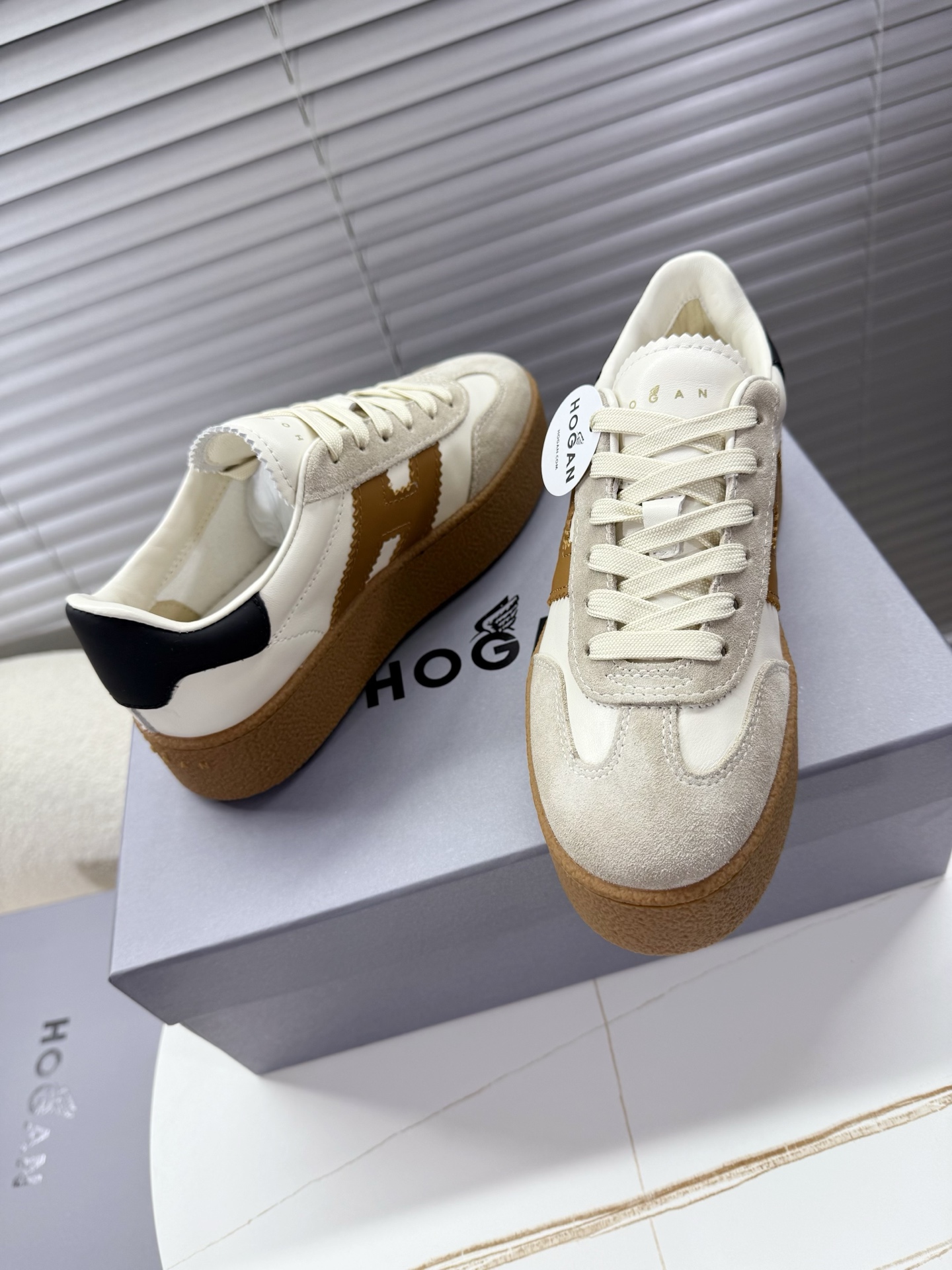 Hogan classic sneakers with innovative features like air-net emulsive feet, vacuum PU bubbles, and cow-skin chromosomes for women aged 35-40. - 图片 5