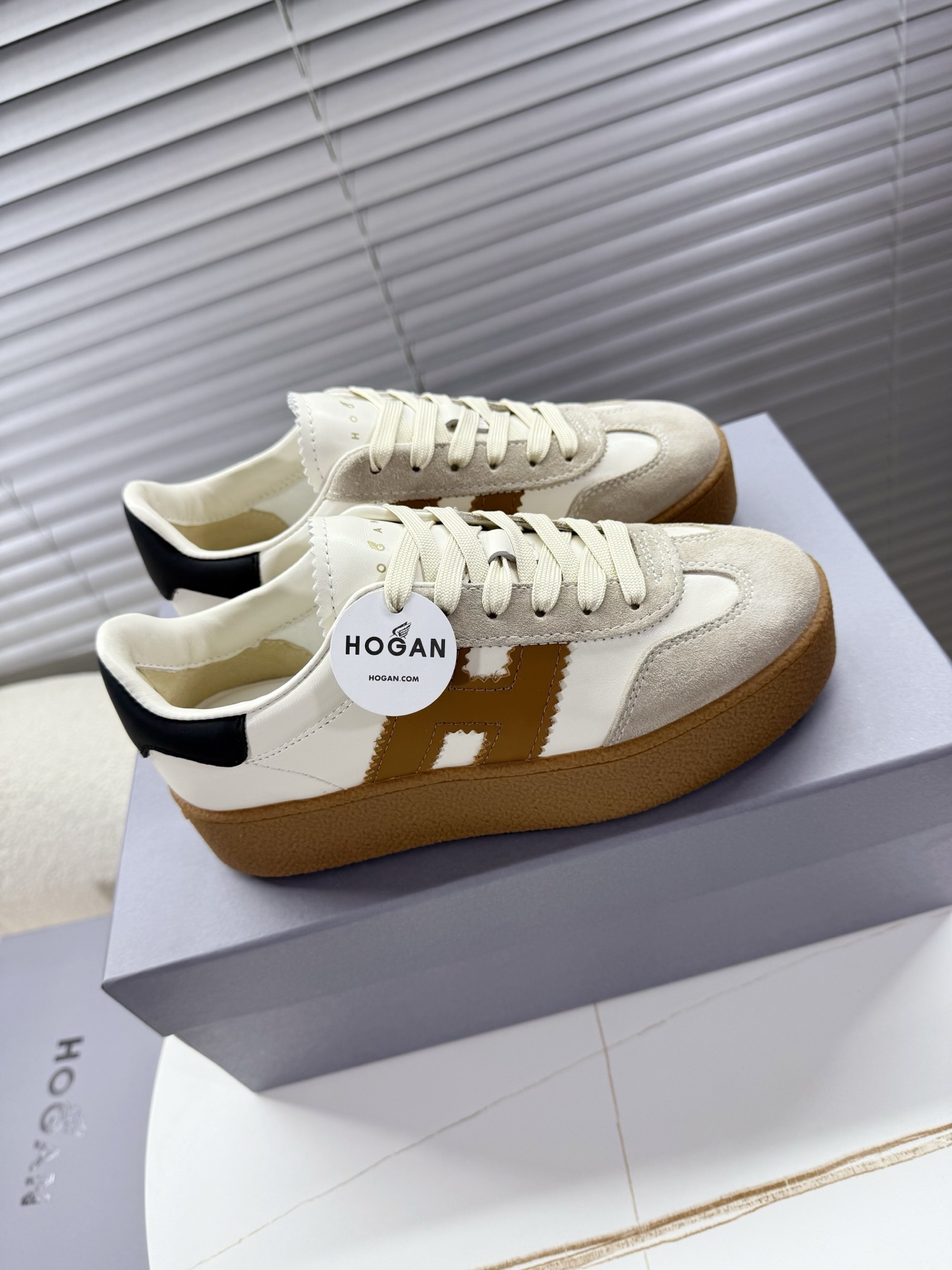 Hogan classic sneakers with innovative features like air-net emulsive feet, vacuum PU bubbles, and cow-skin chromosomes for women aged 35-40. - 图片 6