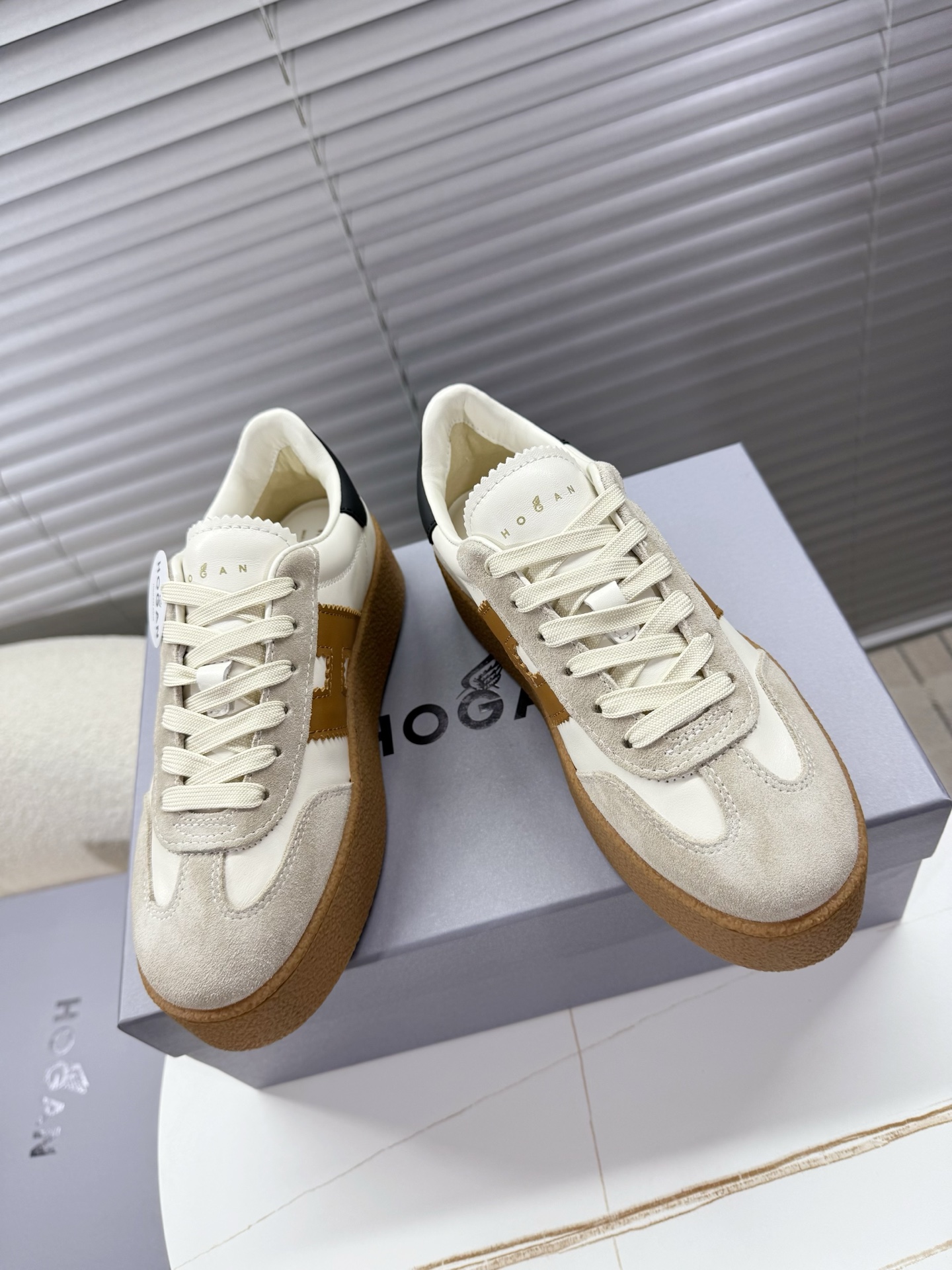 Hogan classic sneakers with innovative features like air-net emulsive feet, vacuum PU bubbles, and cow-skin chromosomes for women aged 35-40. - 图片 1