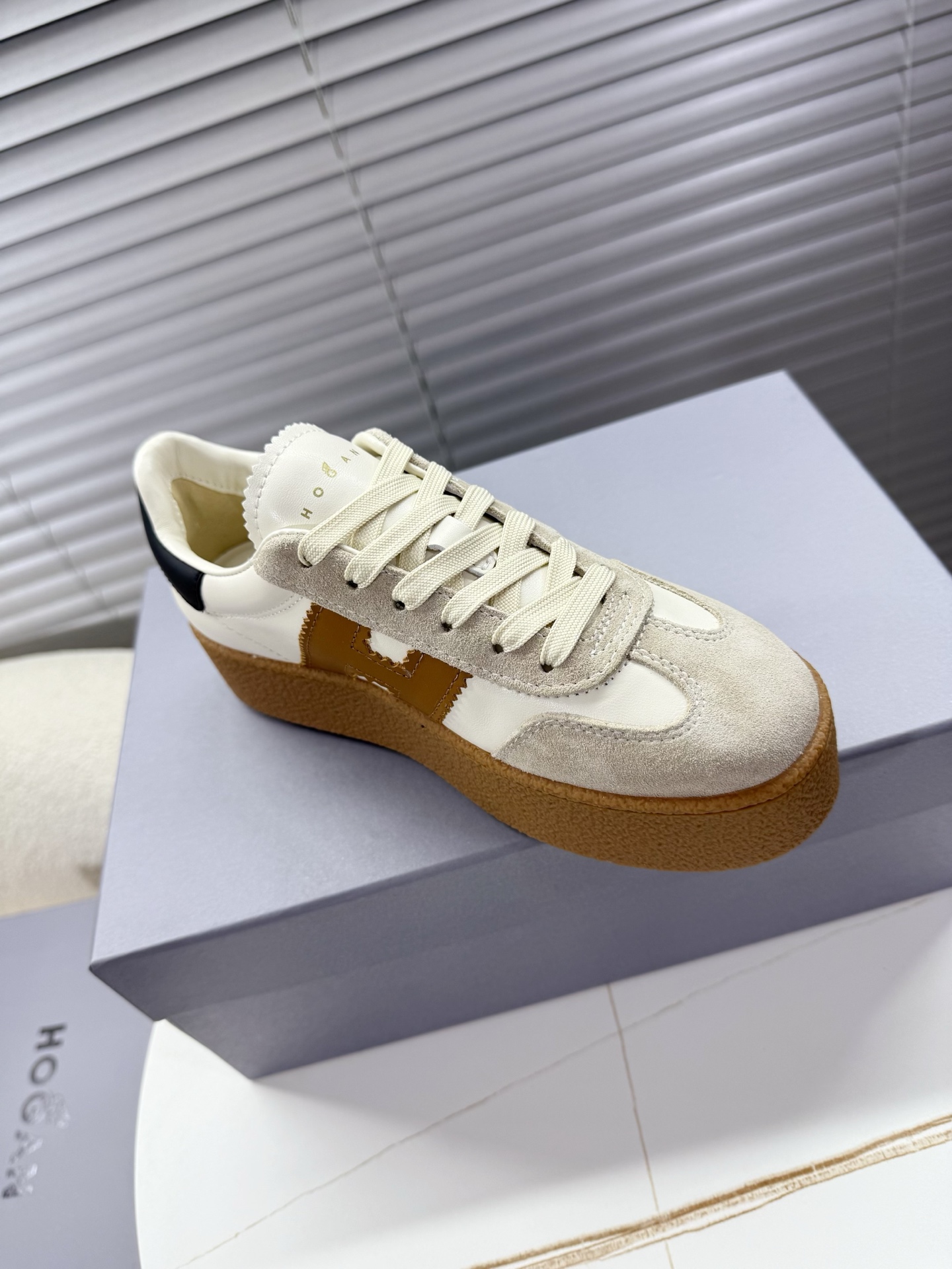 Hogan classic sneakers with innovative features like air-net emulsive feet, vacuum PU bubbles, and cow-skin chromosomes for women aged 35-40. - 图片 7