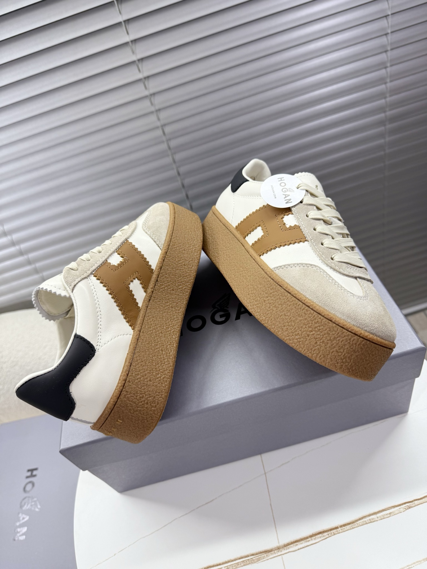Hogan classic sneakers with innovative features like air-net emulsive feet, vacuum PU bubbles, and cow-skin chromosomes for women aged 35-40. - 图片 4