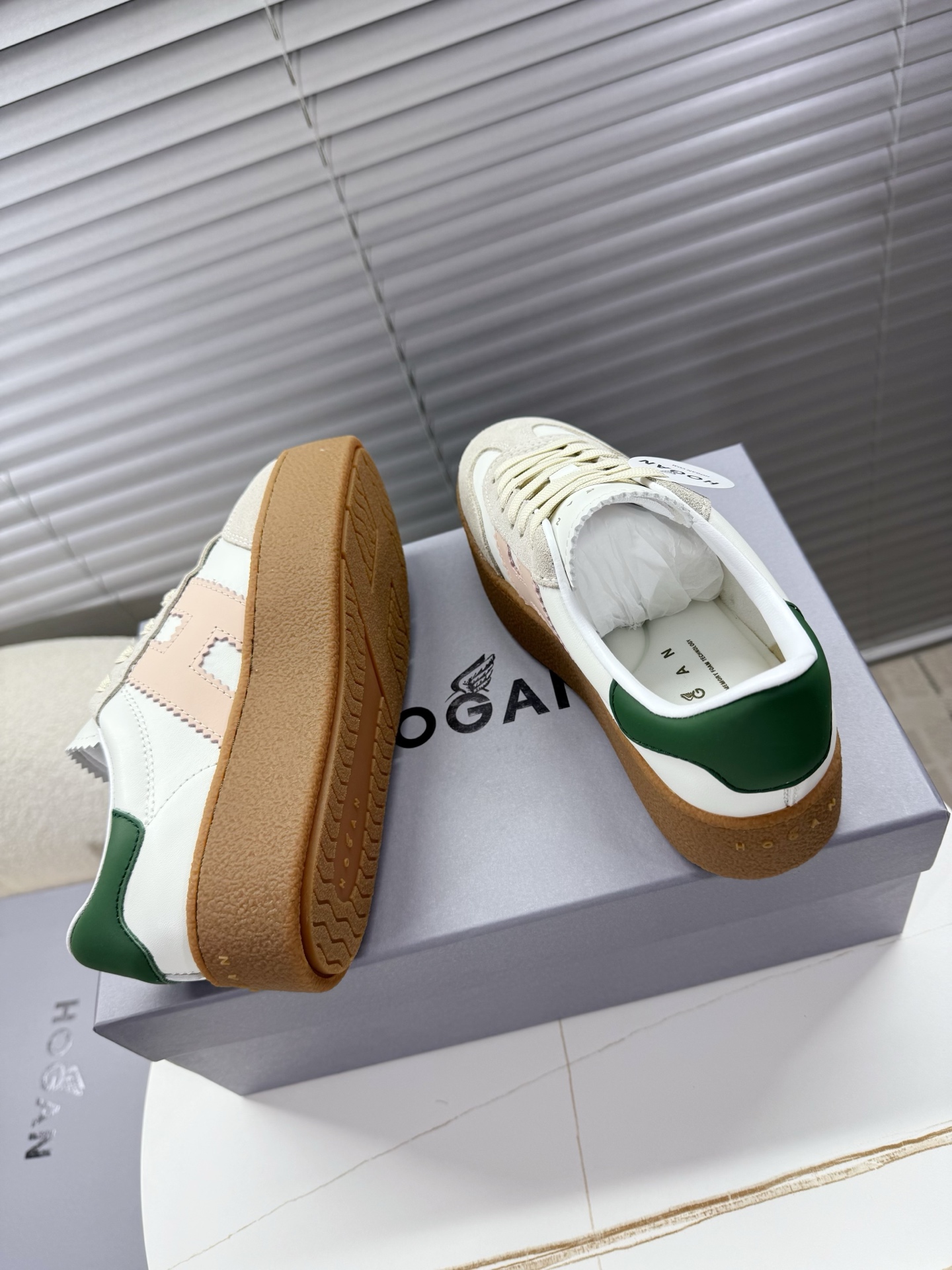 Hogan Women’s Classic Sneakers with Thick Soles and Leather Interior – Little Red’s Card - 图片 3