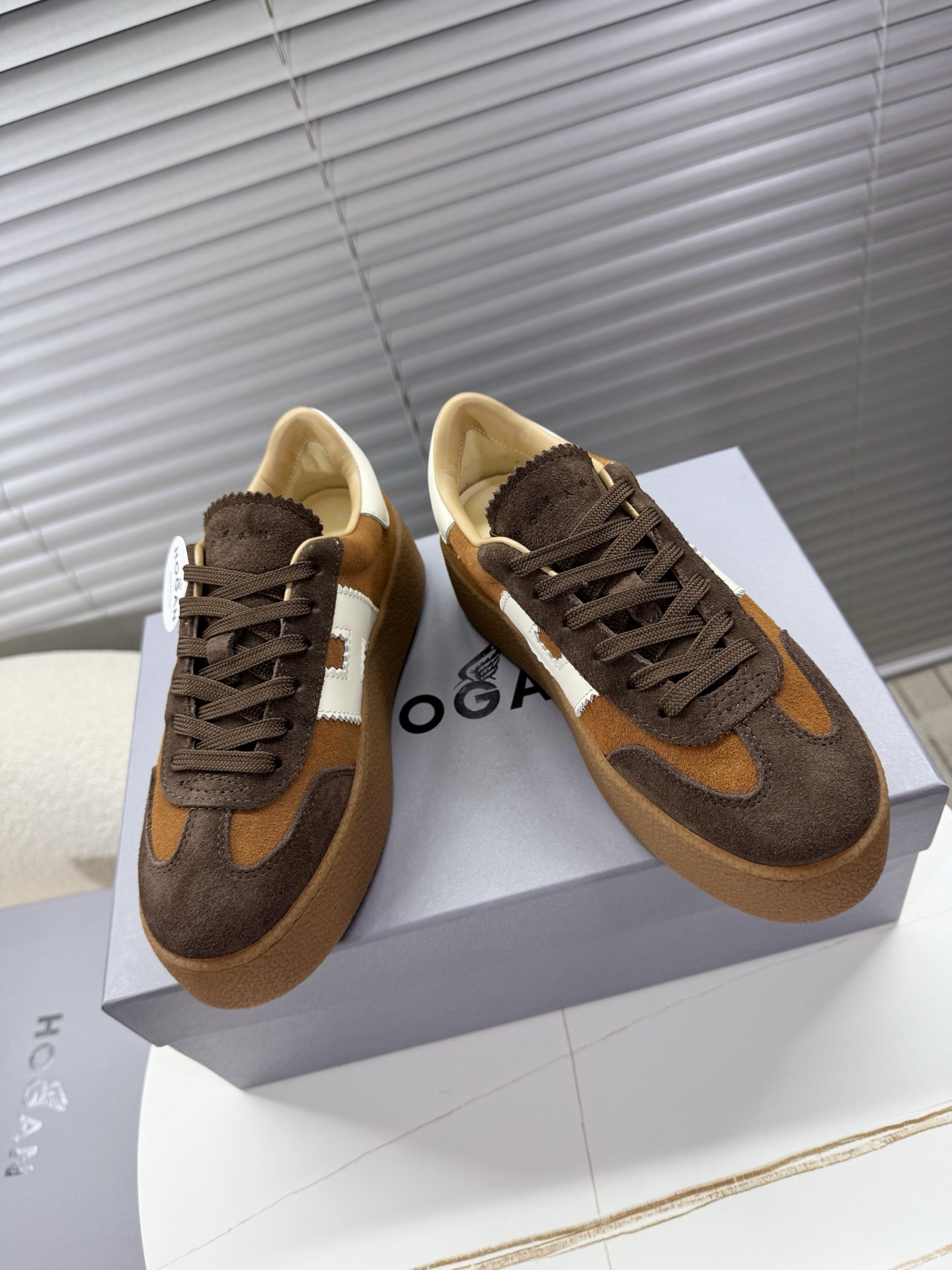 “Classic German Sneakers with Thick Soles and Leather Interior for Women Aged 35-40” - 图片 1