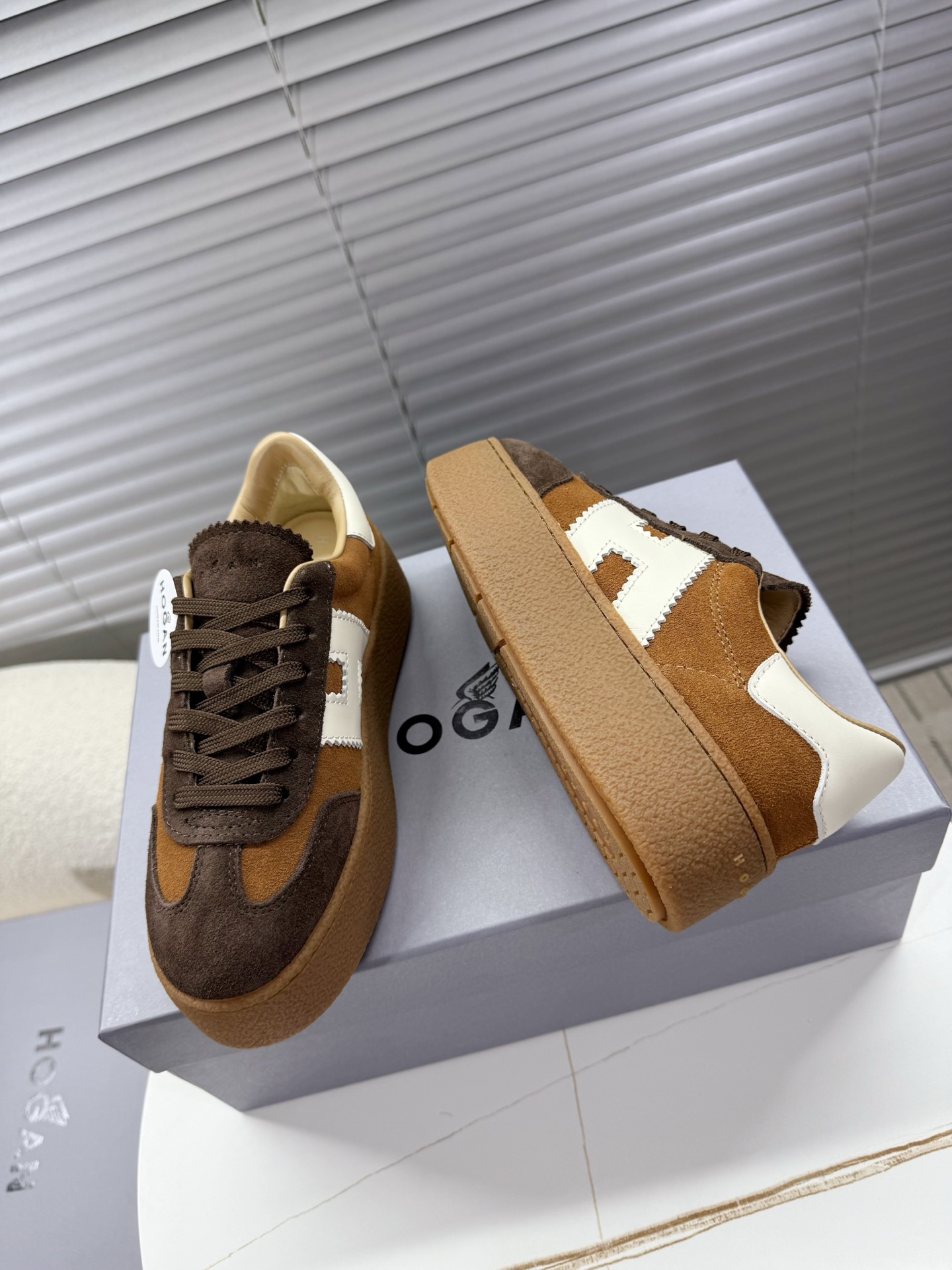 “Classic German Sneakers with Thick Soles and Leather Interior for Women Aged 35-40” - 图片 2
