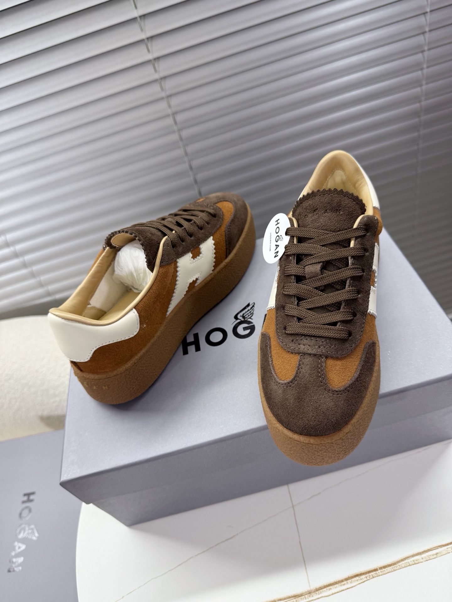 “Classic German Sneakers with Thick Soles and Leather Interior for Women Aged 35-40” - 图片 5