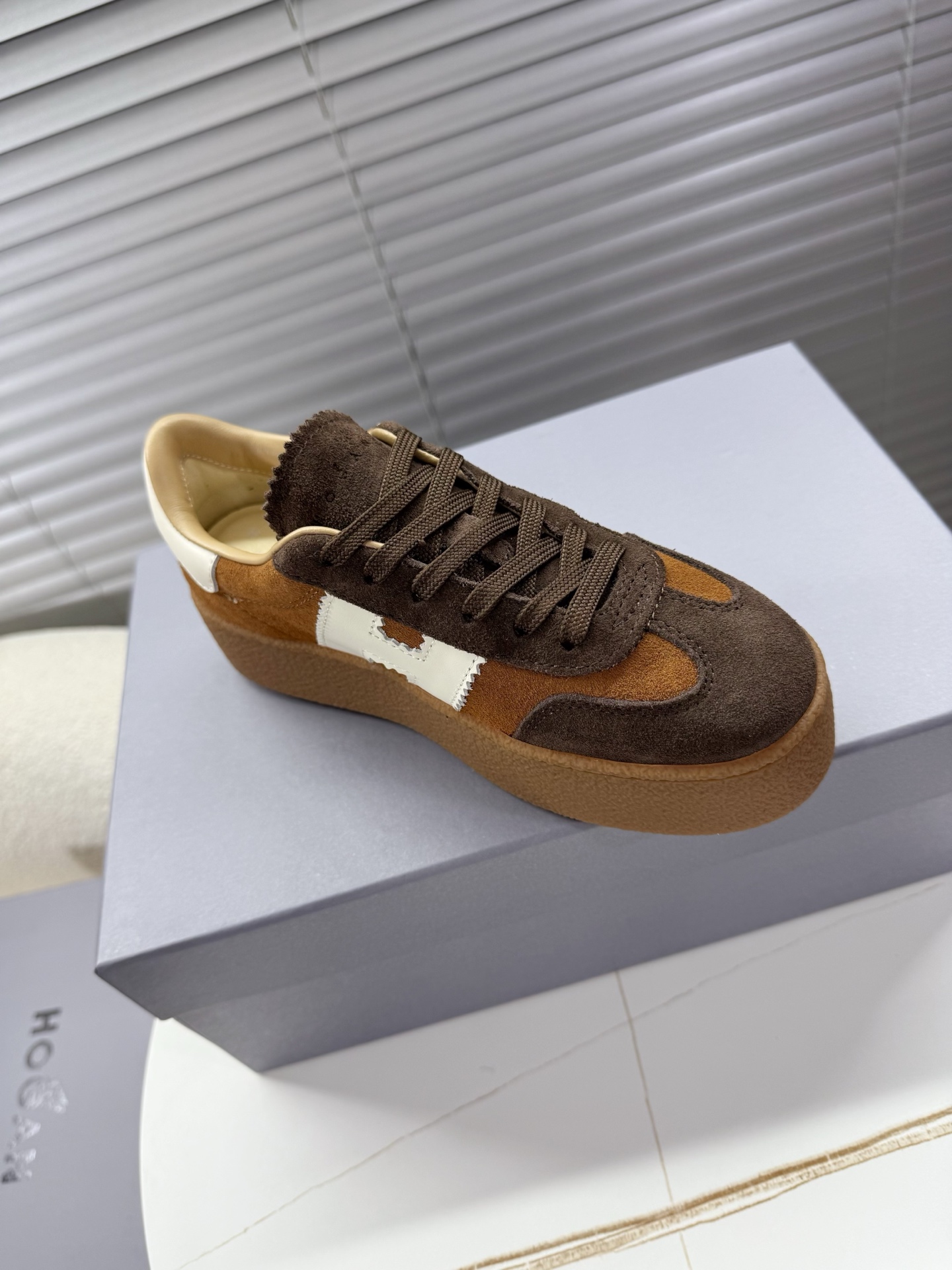 “Classic German Sneakers with Thick Soles and Leather Interior for Women Aged 35-40” - 图片 7