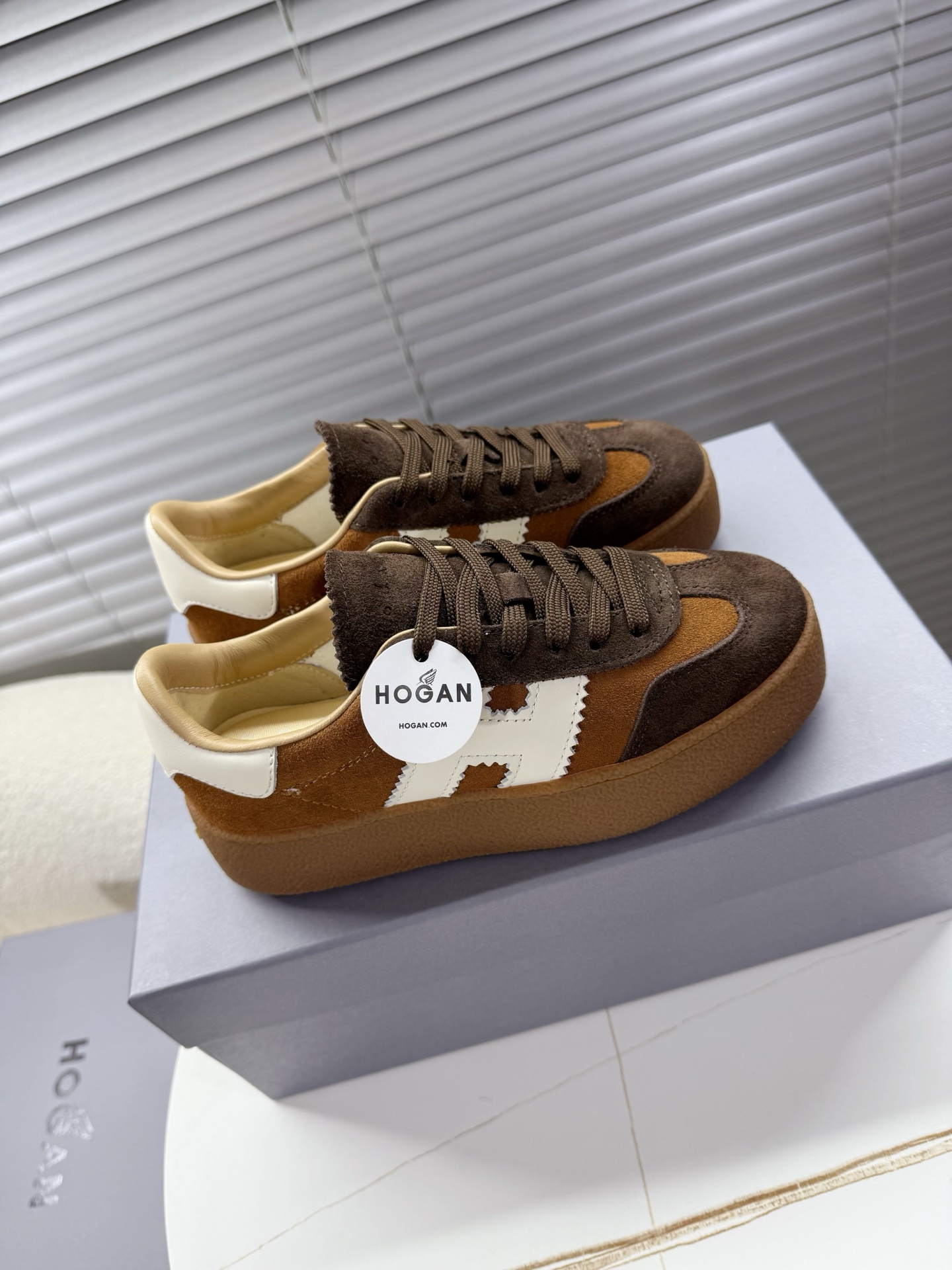 “Classic German Sneakers with Thick Soles and Leather Interior for Women Aged 35-40” - 图片 6
