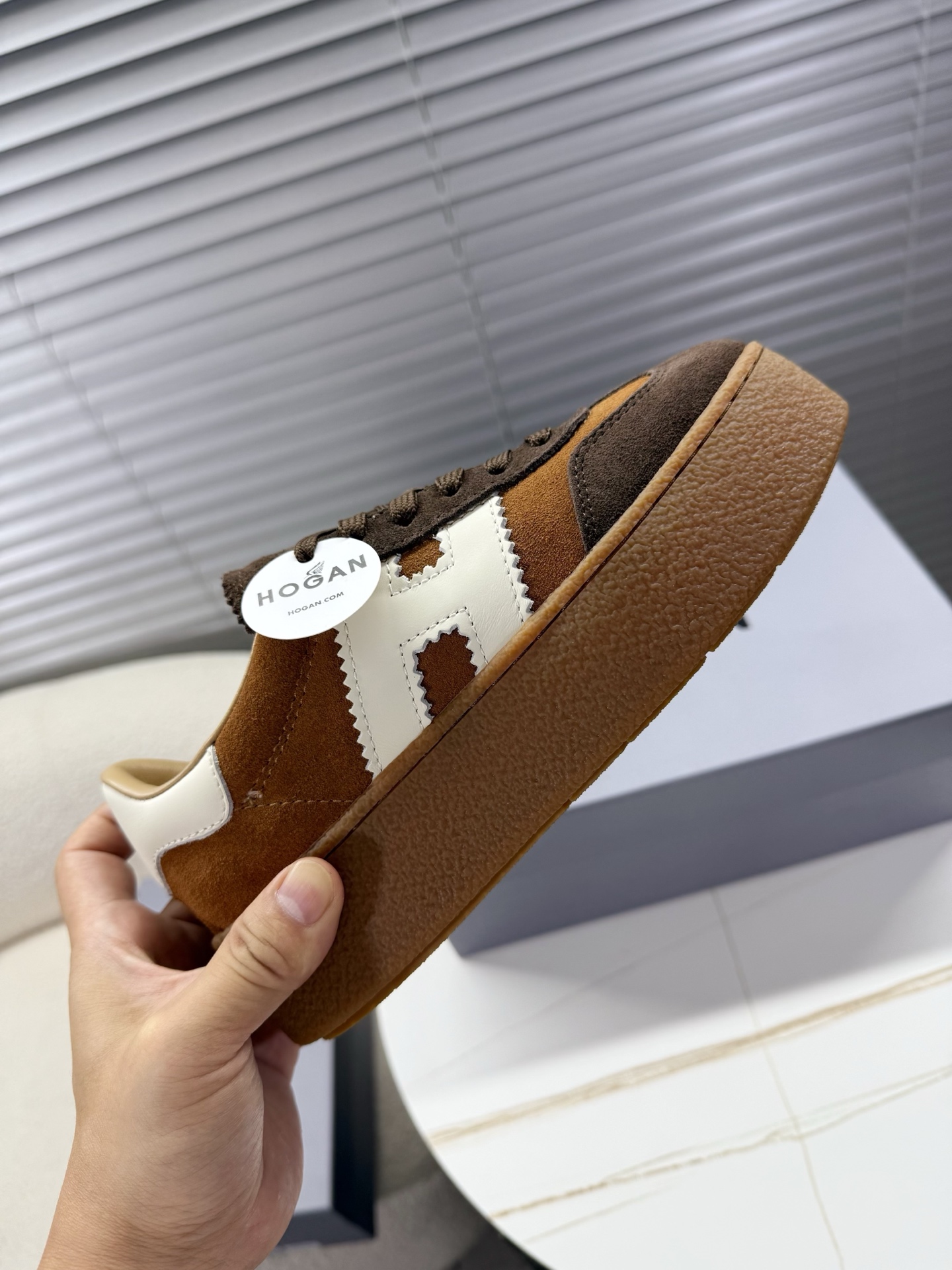 “Classic German Sneakers with Thick Soles and Leather Interior for Women Aged 35-40” - 图片 8