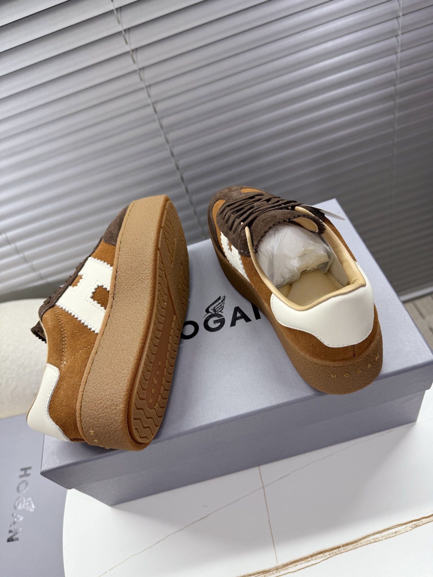 “Classic German Sneakers with Thick Soles and Leather Interior for Women Aged 35-40” - 图片 3