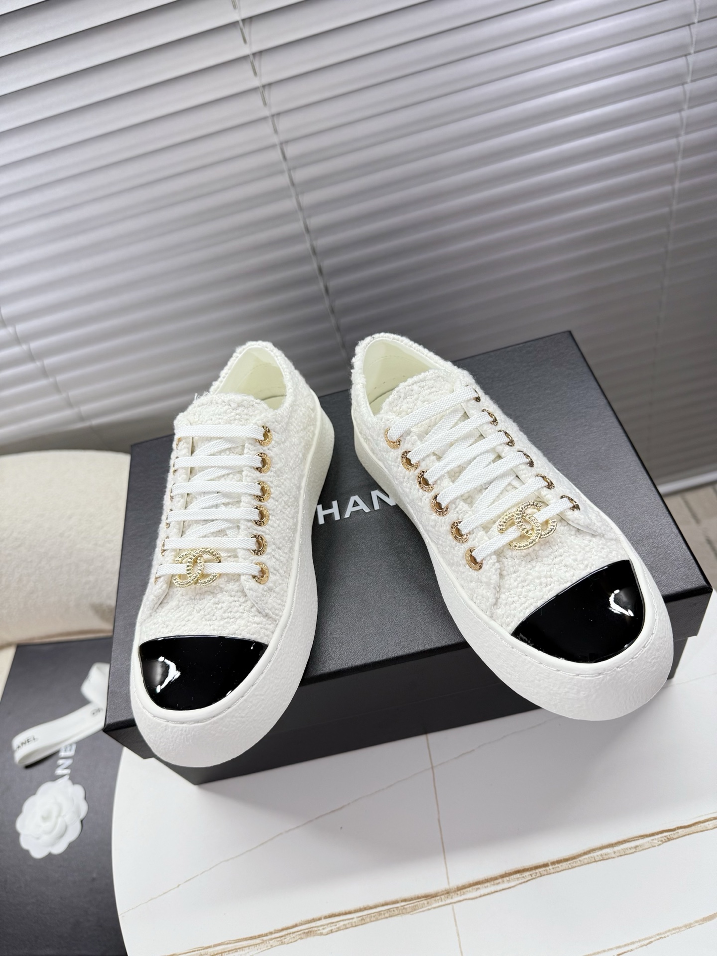 NO:900955,chanel - Xiaoxiangfeng spring and summer new style; big-toe shoes; sports shoes; white shoes; thick-soled shoes; biscuit shoes; sneakers... Xiaoxiang's big-toe shoes have a cool and cute design and are embellished with three-dimensional embossed double C logos. The wrinkled cow paint is retro and fashionable, and the thick-soled design adds height and style to daily matching... Original customized duffel cloth surface/Zou pattern cow patent leather, cowhide foot pads with high-density canvas lining, 3.5cm thick original TPU outsole  35-40 plus size, casual shoes/sports shoes, chanel, sneakers, cowhide19860909chanel——小香风春夏季新款；大头鞋；运动鞋；小白鞋；厚底鞋；饼干鞋；板鞋…… 小香大头鞋设计酷帅呆萌与立体浮雕双C标点缀, 皱绞牛漆的搭配复古时尚,厚底设计日常搭配增高又有范…… 原版定制粗呢布面/邹纹牛漆皮,牛皮垫脚十高密帆布内里,3.5cm厚原版TPU大底 35—40正码,休闲鞋/运动鞋,chanel,sneakers,cowhide,Women's Shoes