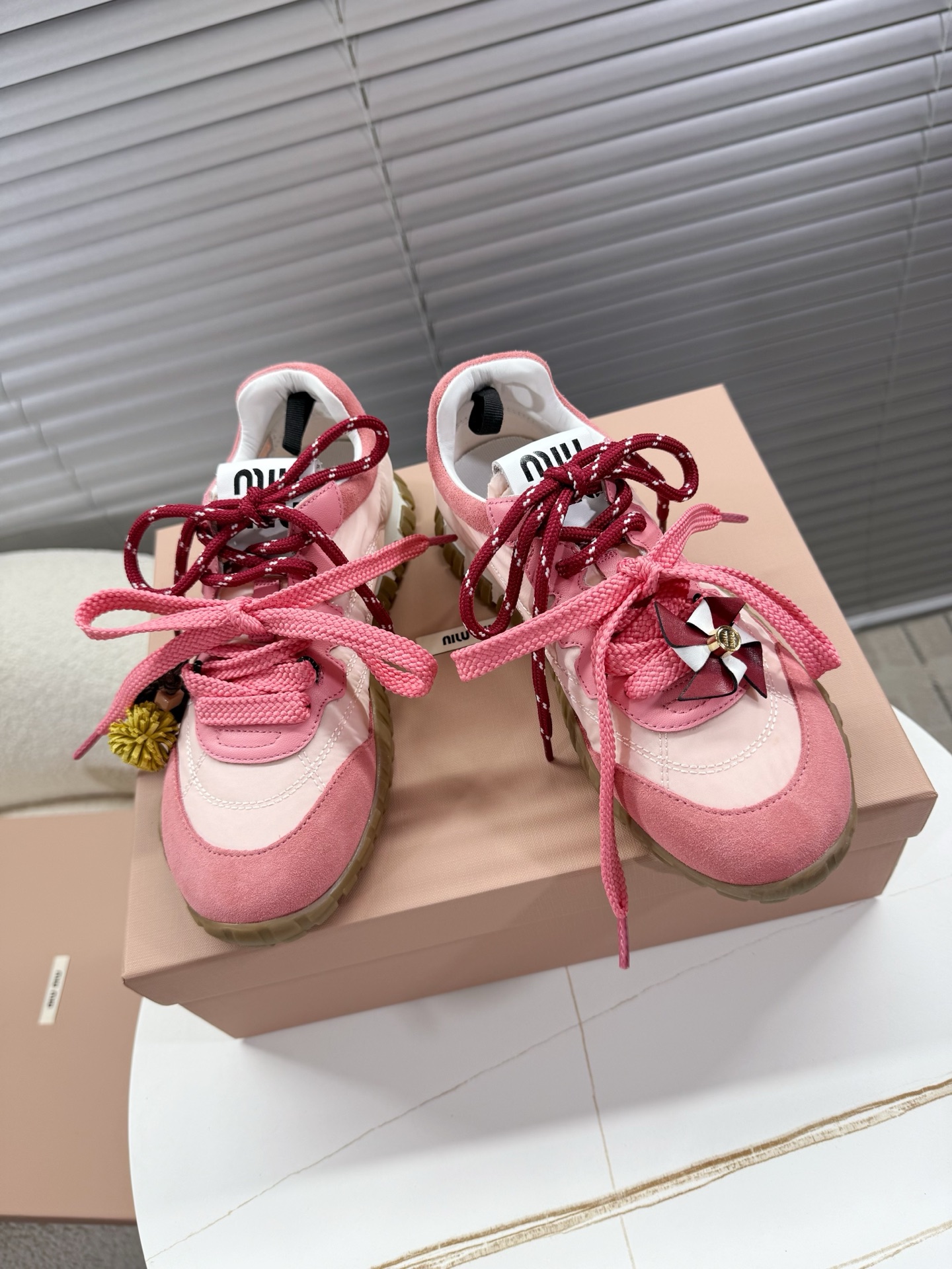 NO:887432,miumiu 2025 new arrival~ The latest models from miu | Retro moral shoes; Forrest Gump shoes; sneakers. This lace-up casual sneaker has a perfect American retro style~ It is super good-looking, comfortable, classic and versatile, a must-have item!  Cowboy splicing fabric/sheepskin lining/foot pads/accessories pendant original rubber sole/bending and folding resistant super soft 35-40 regular size, casual shoes/sports shoes, miumiu, sneakers, sheepskin19860909miumiu 2025 new arrival～ miu家最新款｜复古德训鞋；阿甘鞋；运动鞋 这款系带休闲运动鞋妥妥的美式复古风格～ 上脚超级好看舒适经典百搭的绝绝子单品！ 牛猄拼接面料/羊皮内里/垫脚/配饰吊坠 原版橡胶鞋底/耐弯耐折超软 35—40正码,休闲鞋/运动鞋,miumiu,sneakers,sheepskin,Women's Shoes