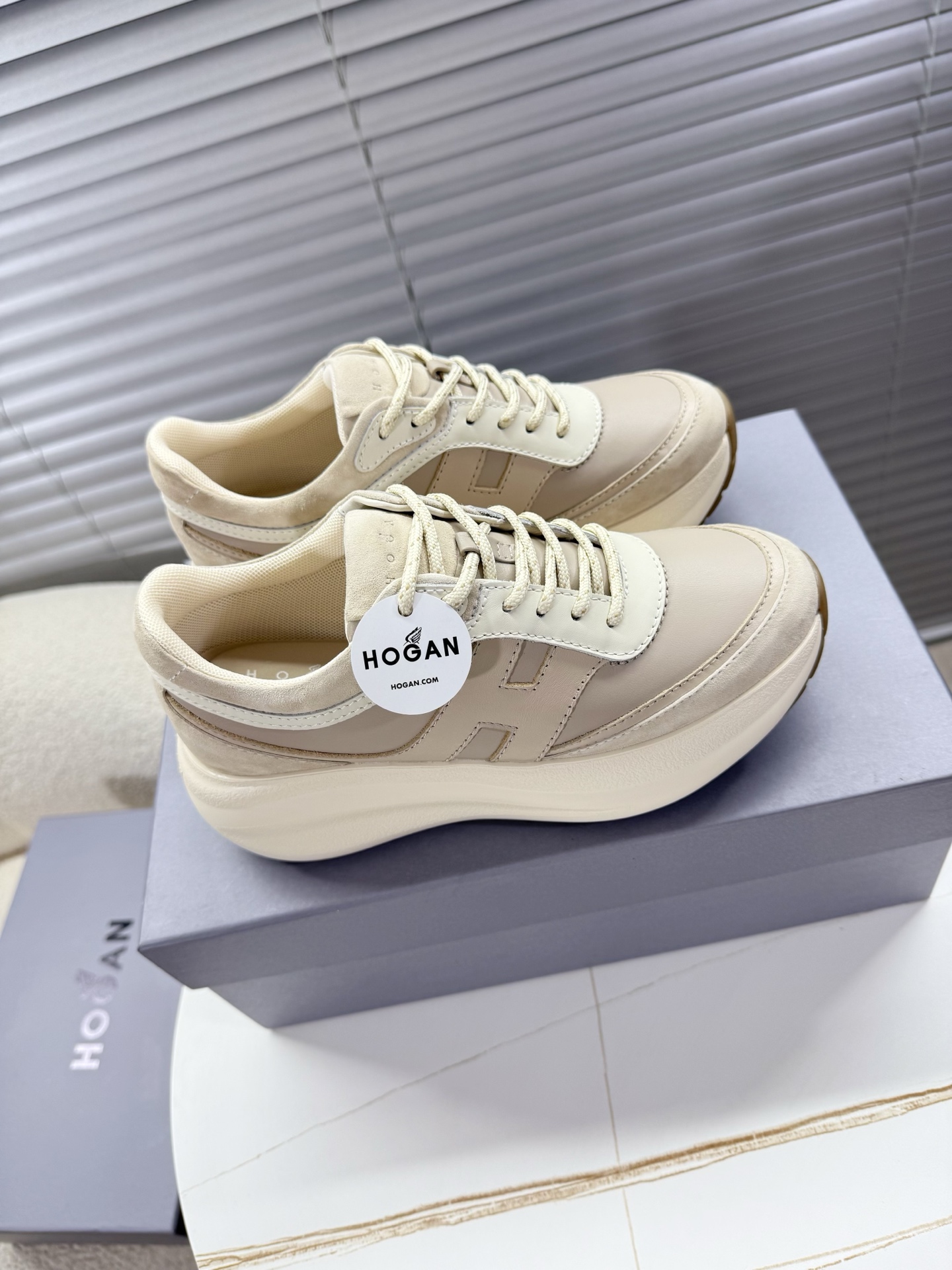 NO:555828,[Hogan] Women's model, Size: Women's 35-40 Hogan Chunky H696 series; sports shoes; dad shoes; thick-soled shoes... The shoe shape is handsome, filled with saturated softness and comfortable, leather splicing fabric, 7cm ultra-light thick sole, enhanced version, a must-have for long legs... 7cm lightweight sole (TPU anti-slip sole combination) with first-layer cowhide splicing surface, memory foam cotton lining,, sneakers, cowhide19860909【Hogan】 女款,Size:女35—40 Hogan Chunky H696系列；运动鞋；老爹鞋；厚底鞋…… 鞋型个性帅气,填充饱和柔软舒适,皮革拼接面料,7cm超轻厚底增高加强版,大长腿必收款…… 头层牛皮拼接面记忆泡沫棉内里7cm轻质底（TPU防滑底组合）,,sneakers,cowhide,Men's shoes