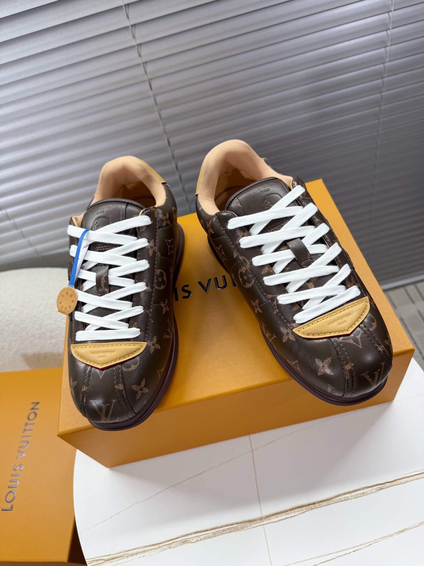 NO:535746,Louis Vuitton Co-branded Buttersoft series; couples bread shoes; sneakers... LV's iconic thick sole and modern aesthetic mixed-style sheepskin design, using luxurious mixed-style sheepskin, emphasizing the futuristic and comfortable nudeness; the same classic combination of men and women... Original custom mixed-style sheepskin fabric imported breathable net original open mold-proof anti-slip TPU sole (sole about 3cm thick) Women's 35-40 / Men's 39-46 with airline purchasing gift box, casual shoes/sports shoes, louis vuitton, louis vuitton, sneakers, sheepskin19860909Louis Vuitton 菲董 联名 Buttersoft系列；情侣款面包鞋；运动鞋…… LV标志性的厚底和现代美学混搭设计,采用了奢华的混种绵羊皮,强调未来感与舒适包裸性；男女同款经典面搭…… 原版定制混种绵羊皮面料进口透气网里原版开模防滑TPU底（底厚约3cm） 女款35-40 / 男款39-46 配航空代购礼盒,休闲鞋/运动鞋,louis vuitton,louis vuitton,sneakers,sheepskin,Women's Shoes