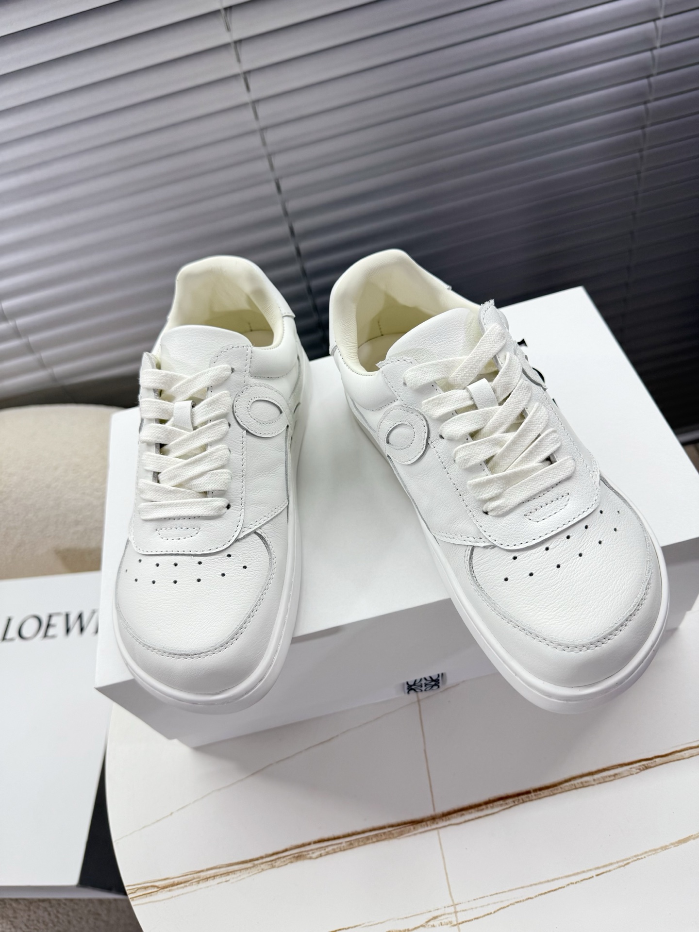 NO:482123,Loewe Jambo series couple styles, biscuit shoes, moral training shoes, sports shoes... Recommended by Xiaohongshu's good products; it's so beautiful, so comfortable and versatile... The shoes are very light, so you can go shopping and zero pressure, and it's OK with skirts and pants. Original cowhide fabric, cowhide inner lining, cowhide foot pads, original anti-slip sole, original heel stamped LOEWE standard 35-40 (41 custom made without return)/39-44 regular size, casual shoes/sports shoes, loewe, sneakers, skirts, cowhide19860909Loewe 罗易威 Jambo系列情侣款,饼干鞋、德训鞋、运动鞋…… 小红书好物推荐；实在是太美太好穿太舒服太百搭啦……鞋子很轻便,逛街暴走零压力,配裙子裤子都OK 原版牛皮面料,牛皮内里,牛皮垫脚,原版防滑大底,原版后跟钢印LOEWE标 35—40(41定做不退换)/39—44正码,休闲鞋/运动鞋,loewe,sneakers,skirts,cowhide,Women's Shoes