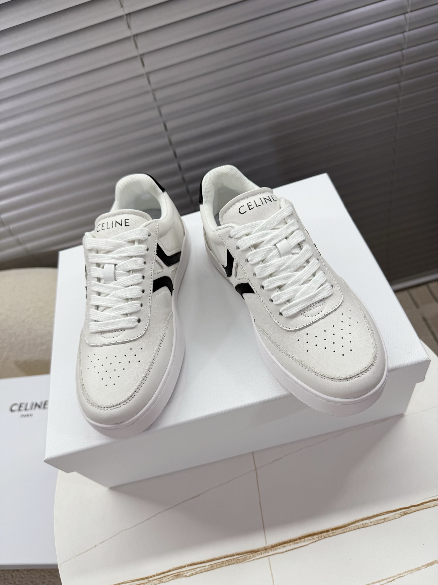 NO:482125,Celine ~~~ Arc de Triomphe white shoes, thick soles, sneakers, skateboard shoes... A pair of shoes full of street feel, the color-blocking design is very good. This shoe has its own unique design, the leather upper is very easy to manage, and the LOGO on the side and heel makes him simple and uneven a pair of white shoes~~ The upper is calfskin/matte leather, breathable mesh in the inner part, 2cm thin soles/5.5cm thick soles... 35-40 (41 customization, no return and exchange) regular size, casual shoes/sports shoes, celine, celine, sneakers, cowhide19860909Celine赛琳~~~凯旋门小白鞋,厚底鞋,运动鞋,滑板鞋…… 充满街头感的一双鞋子,拼色设计非常赞,这款鞋有它自己独特的设计,皮革鞋面非常好打理,侧面与后跟的LOGO让他简单又不失调性的一双小白鞋~~ 鞋面小牛皮/磨砂皮,内里透气网纱,2cm薄底/5.5cm厚底…… 35—40（41定制不退换）正码,休闲鞋/运动鞋,celine,celine,sneakers,cowhide,Women's Shoes