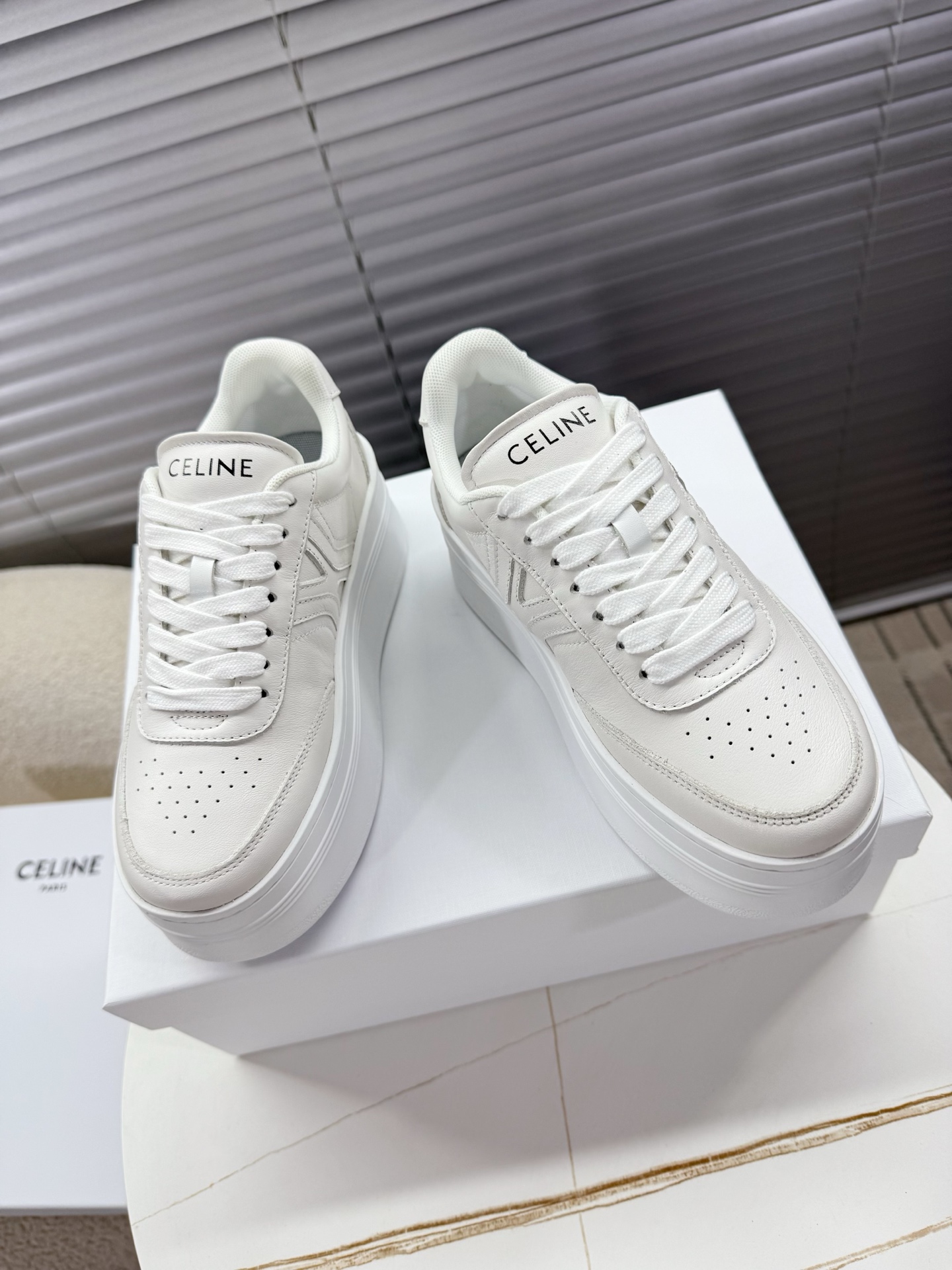 NO:482126,Celine ~~~ Arc de Triomphe white shoes, thick soles, sneakers, skateboard shoes... A pair of shoes full of street feel, the color-blocking design is very good. This shoe has its own unique design, the leather upper is very easy to manage, and the LOGO on the side and heel makes him simple and uneven a pair of white shoes~~ The upper is calfskin/matte leather, breathable mesh in the inner part, 2cm thin soles/5.5cm thick soles... 35-40 (41 customization, no return and exchange) regular size, casual shoes/sports shoes, celine, celine, sneakers, cowhide19860909Celine赛琳~~~凯旋门小白鞋,厚底鞋,运动鞋,滑板鞋…… 充满街头感的一双鞋子,拼色设计非常赞,这款鞋有它自己独特的设计,皮革鞋面非常好打理,侧面与后跟的LOGO让他简单又不失调性的一双小白鞋~~ 鞋面小牛皮/磨砂皮,内里透气网纱,2cm薄底/5.5cm厚底…… 35—40（41定制不退换）正码,休闲鞋/运动鞋,celine,celine,sneakers,cowhide,Women's Shoes