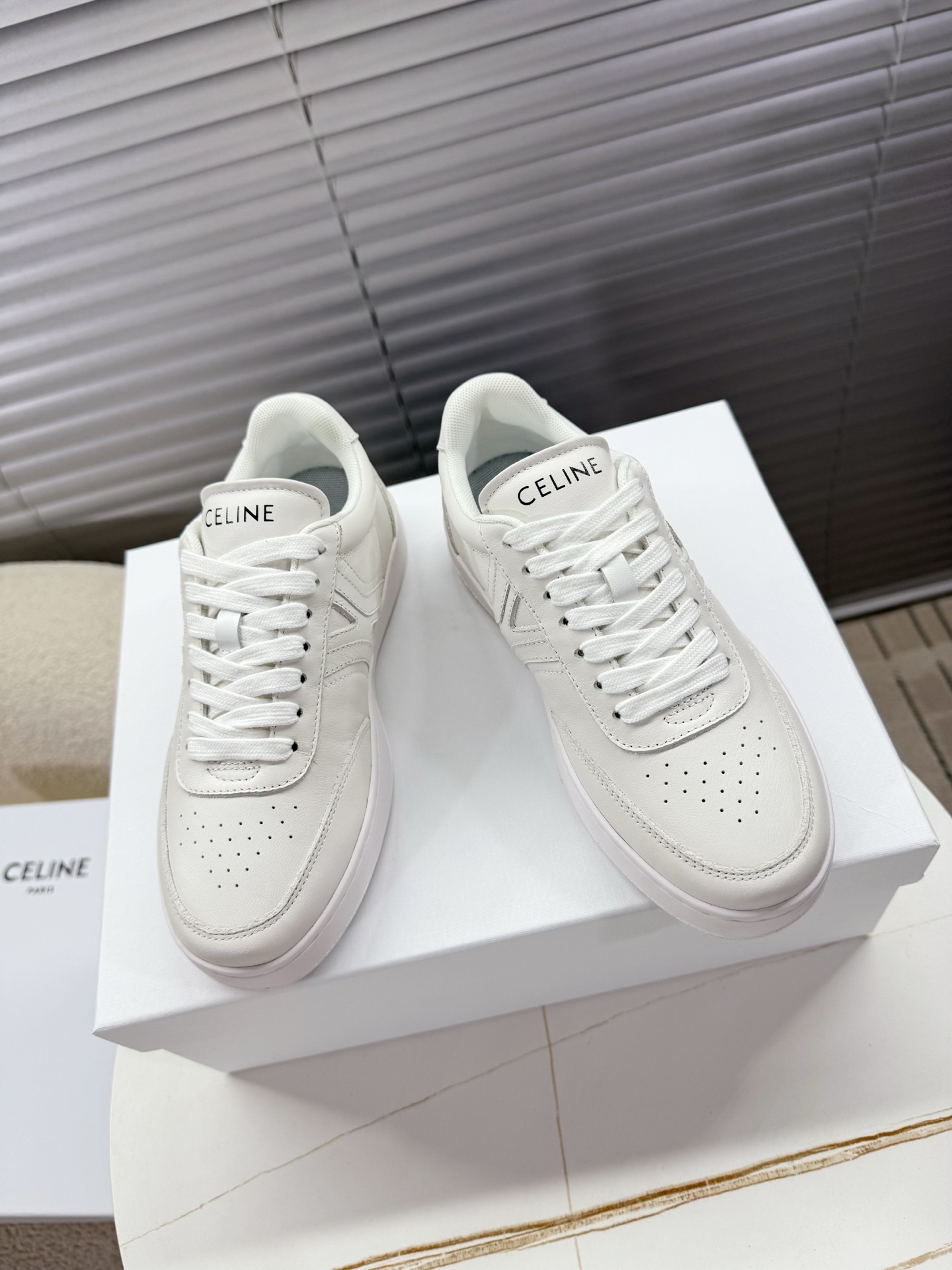 NO:535809,Celine ~~~ Arc de Triomphe white shoes, thick soles, sneakers, skateboard shoes... A pair of shoes full of street feel, the color-blocking design is very good. This shoe has its own unique design, the leather upper is very easy to manage, and the LOGO on the side and heel makes him simple and uneven a pair of white shoes~~ The upper is calfskin/matte leather, breathable mesh in the inner part, 2cm thin soles/5.5cm thick soles... 35-40 (41 customization, no return and exchange) regular size, casual shoes/sports shoes, celine, celine, sneakers, cowhide19860909Celine赛琳~~~凯旋门小白鞋,厚底鞋,运动鞋,滑板鞋…… 充满街头感的一双鞋子,拼色设计非常赞,这款鞋有它自己独特的设计,皮革鞋面非常好打理,侧面与后跟的LOGO让他简单又不失调性的一双小白鞋~~ 鞋面小牛皮/磨砂皮,内里透气网纱,2cm薄底/5.5cm厚底…… 35—40（41定制不退换）正码,休闲鞋/运动鞋,celine,celine,sneakers,cowhide,Women's Shoes