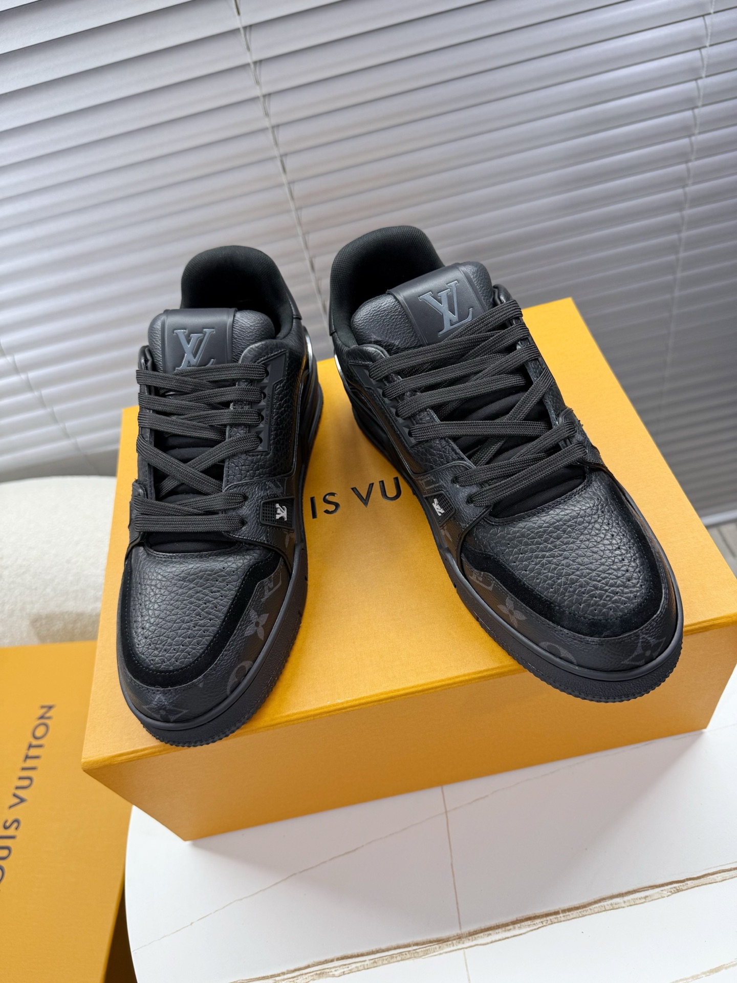 NO:535781,LV trainer~~New upgraded version~~Classic return Couple style, skateboard shoes, basketball shoes, sports shoes... LV new sports series; retro style visual sense; enter the family with many classic elements; super handsome~~ Full leather fabric, paired with Lv badge cloth, breathable gauze mesh inner, original outsole, original shoe last, more details comparison, large goods, perfect high-end ~~ Overseas purchasing luxury air gift box packaging 39-45 men's style, casual shoes/sports shoes, louis vuitton, sneakers19860909LV trainer~~全新升级版~~经典回归 情侣款,滑板鞋,篮球鞋,运动鞋…… LV全新运动系列；复古风视感；拥入家族多方面经典原素；超级帅气~~ 全皮革面料,搭配Lv徽章布面,透气纱网内里,原版大底,原版鞋楦,更多细节对比大货实物完美高端~~ 海外代购豪华航空礼盒包装 39—45男款,休闲鞋/运动鞋,louis vuitton,sneakers,Women's Shoes
