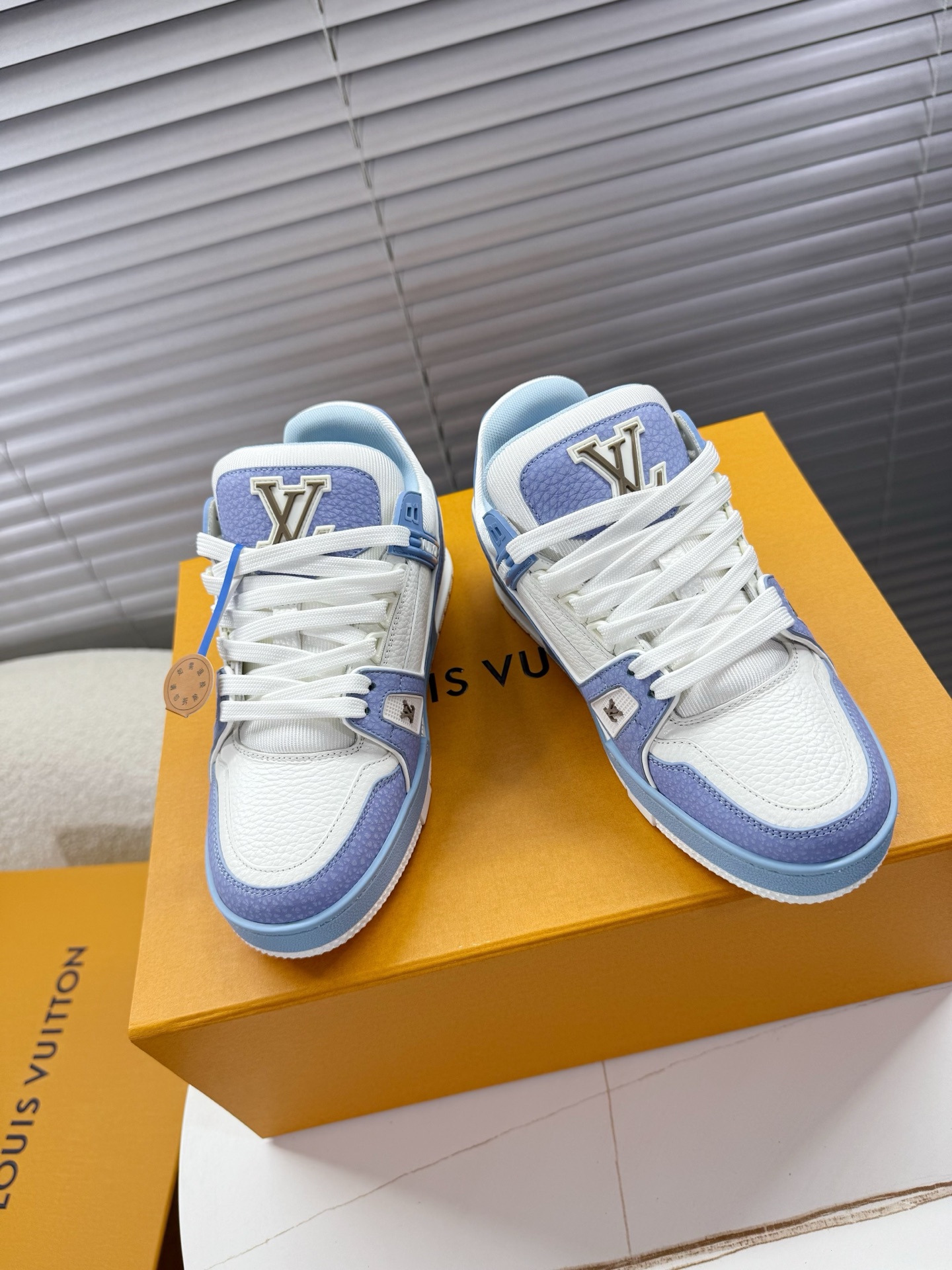 NO:535787,LV trainer~~New upgraded version~~Classic return Couple style, skateboard shoes, basketball shoes, sports shoes... LV new sports series; retro style visual sense; enter the family with many classic elements; super handsome~~ Full leather fabric, paired with Lv badge cloth, breathable gauze inner lining, original outsole, original shoe last, more details comparison, large goods, perfect high-end products~~ Overseas purchasing luxury air gift box packaging 35-40 women's style/39-45 men's style, casual shoes/sneakers, louis vuitton, sneakers19860909LV trainer~~全新升级版~~经典回归 情侣款,滑板鞋,篮球鞋,运动鞋…… LV全新运动系列；复古风视感；拥入家族多方面经典原素；超级帅气~~ 全皮革面料,搭配Lv徽章布面,透气纱网内里,原版大底,原版鞋楦,更多细节对比大货实物完美高端~~ 海外代购豪华航空礼盒包装 35—40女款/39—45男款,休闲鞋/运动鞋,louis vuitton,sneakers,Women's Shoes