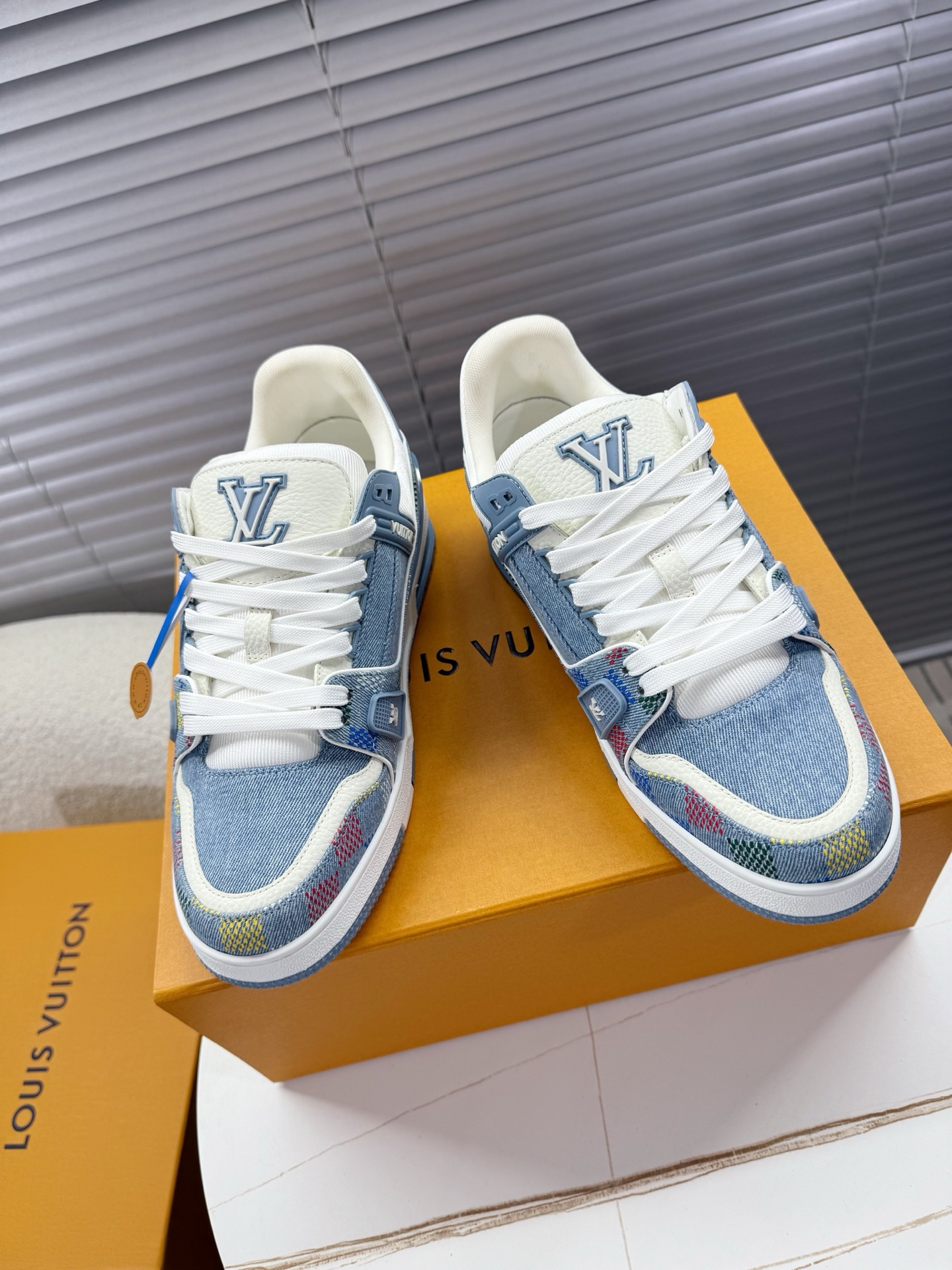 NO:535793,LV trainer~~New upgraded version~~Classic return Couple style, skateboard shoes, basketball shoes, sports shoes... LV new sports series; retro style visual sense; enter the family with many classic elements; super handsome~~ Full leather fabric, paired with Lv badge cloth, breathable gauze mesh inner, original outsole, original shoe last, more details comparison, large goods, perfect high-end ~~ Overseas purchasing luxury air gift box packaging 39-45 men's style, casual shoes/sports shoes, louis vuitton, sneakers19860909LV trainer~~全新升级版~~经典回归 情侣款,滑板鞋,篮球鞋,运动鞋…… LV全新运动系列；复古风视感；拥入家族多方面经典原素；超级帅气~~ 全皮革面料,搭配Lv徽章布面,透气纱网内里,原版大底,原版鞋楦,更多细节对比大货实物完美高端~~ 海外代购豪华航空礼盒包装 39—45男款,休闲鞋/运动鞋,louis vuitton,sneakers,Women's Shoes