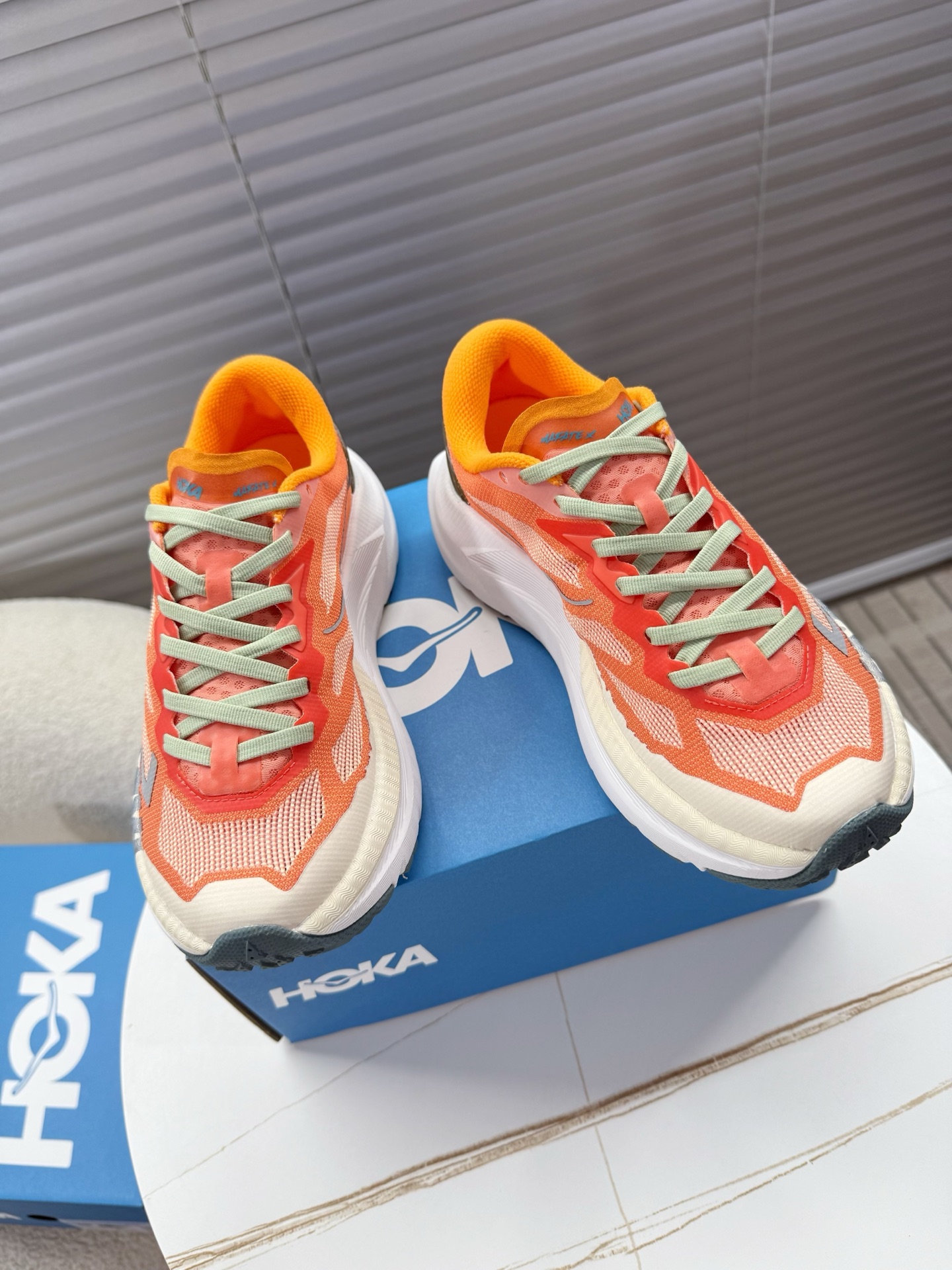 NO:535825,Hoka Mafate X running shoes Sports shoes... Hoka Mafate X shock-absorbing, anti-slip and wear-resistant running shoes... Always committed to providing all runners with newer and better running equipment. The micro-curved toe design is designed, the upper is matched with simple colors, and the heel is treated with ankle curve, so that the feet are not worn; the wear-resistant material of the sole is matched with rich anti-slip shading design, which can grip smoothly; this sole is thick, has higher rebound, and better cushioning performance, bringing a more dynamic and stable experience to the feet 35-40 positive sizes, casual shoes/sports shoes, sneakers19860909Hoka Mafate X 跑鞋 运动鞋…… Hoka Mafate X 减震防滑耐磨跑步鞋…… 始终致力于为所有跑者提供更新、更好的跑步装备 釆用微翘式鞋头设计,鞋面运用简洁的色彩进行搭配,后跟做了贴合脚踝曲线处理,穿着不磨脚；鞋底耐磨材质搭配丰富的防滑底纹设计,可平稳抓地；此种鞋底厚、更高回弹、更好的缓冲性能,为双脚带来更具动感和稳定的体验 35—40正码,休闲鞋/运动鞋,sneakers,Women's Shoes