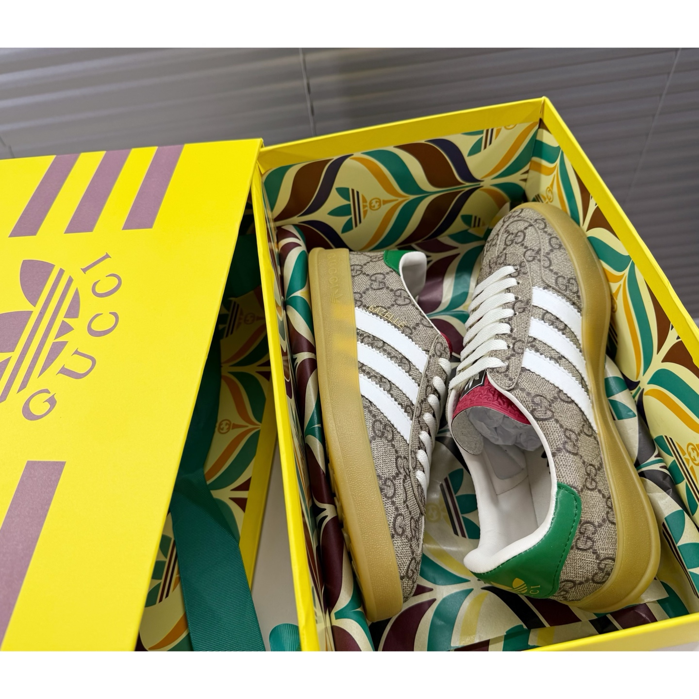 NO:707806,Gucci × adidas clover co-branded sneakers, a collaboration series between two top brands; the top-notch adidas in the sports department/the top-notch Gucci in the luxury circle use the clover/three-stripe logo as the design element; collide with the classic shoe styles of Gucci and adidas originals... Dexun sneakers series, raw rubber soles, equipped with clover and Gucci logo, python pattern, suede, suede and other technical materials...  35—40/39—45 regular size, casual shoes/sports shoes, adidas, gucci, sneakers, chamois leather19860909Gucci × adidas 三叶草联名款运动鞋 两大顶级品牌合作系列；运动系顶流adidas/奢侈圈顶流Gucci 三叶草/三条杠logo为设计元素；将其碰撞于Gucci与adidas originals经典鞋型…… 德训运动鞋系列,生胶鞋底,搭载三叶草和Gucci logo,蟒蛇纹、绒面、麂皮等科技材质面料…… 35—40/39—45正码,休闲鞋/运动鞋,adidas,gucci,sneakers,chamois leather,Women's Shoes