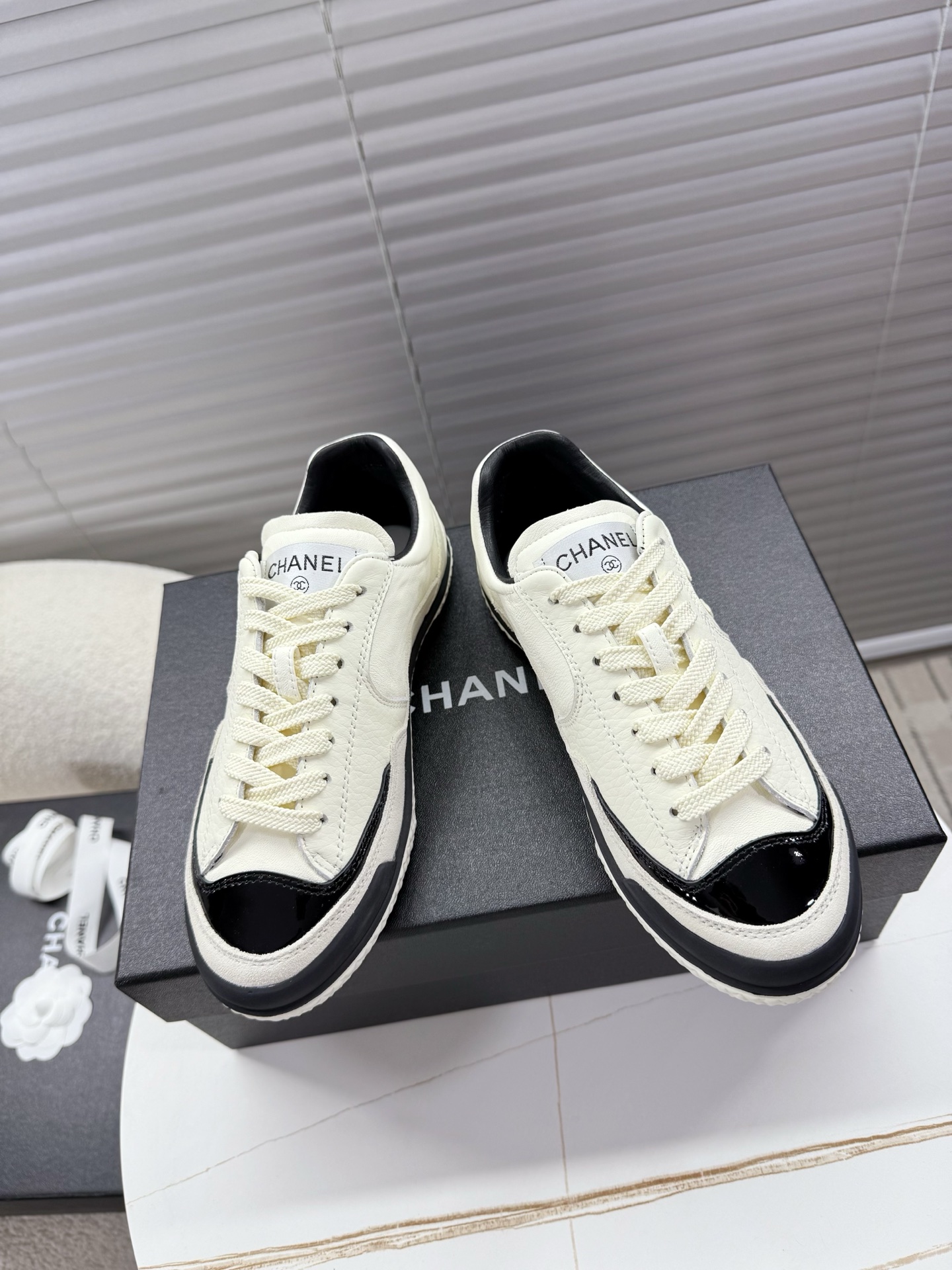 NO:535788,Chanel－－New small-scented sneakers; Deshuang shoes... Simple low-top, light and comfortable, genuine leather splicing style, creating a young and active sports atmosphere. Deshuang sneakers are classic and versatile!  Full leather splicing upper, lightweight design, anti-slip sports sole~~ 35-41 positive size, casual shoes/sports shoes, chanel, sneakers19860909chanel－－新款小香运动鞋；德训鞋…… 简约低帮,轻便舒适,真皮拼接色风格,营造出年轻活跃的运动氛围,德训运动鞋经典百搭！ 全真皮拼接鞋面,设计轻装风格,防滑运动大底~~ 35—41正码,休闲鞋/运动鞋,chanel,sneakers,Women's Shoes