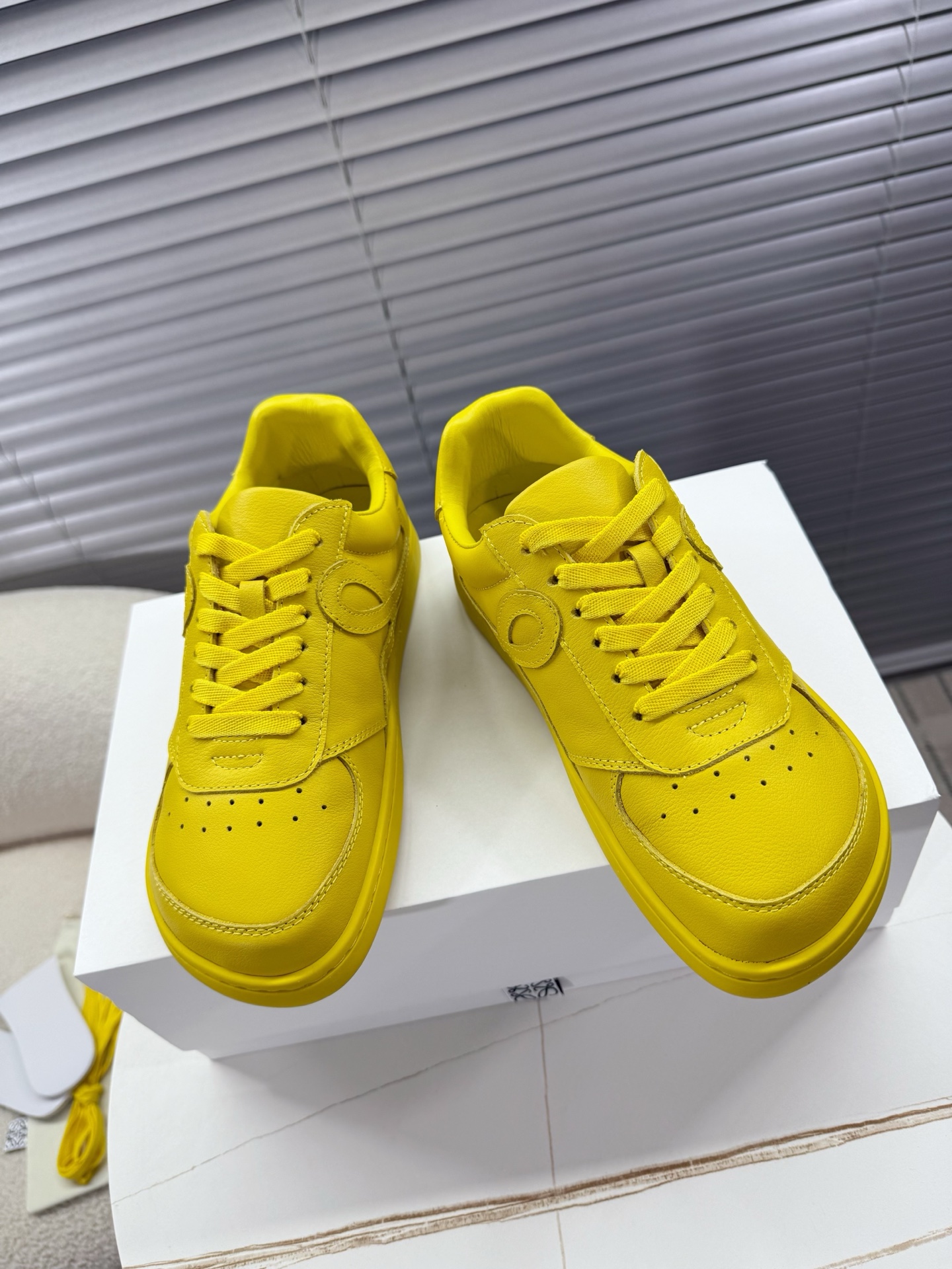 NO:535794,Loewe Jambo series couple styles, biscuit shoes, moral training shoes, sports shoes... Recommended by Xiaohongshu's good products; it's so beautiful, so comfortable and versatile... The shoes are very light, so you can go shopping and zero pressure, and it's OK with skirts and pants. Original cowhide fabric, cowhide inner lining, cowhide foot pads, original anti-slip sole, original heel stamped LOEWE standard 35-40 (41 custom made without return)/39-44 regular size, casual shoes/sports shoes, loewe, sneakers, skirts, cowhide19860909Loewe 罗易威 Jambo系列情侣款,饼干鞋、德训鞋、运动鞋…… 小红书好物推荐；实在是太美太好穿太舒服太百搭啦……鞋子很轻便,逛街暴走零压力,配裙子裤子都OK 原版牛皮面料,牛皮内里,牛皮垫脚,原版防滑大底,原版后跟钢印LOEWE标 35—40(41定做不退换)/39—44正码,休闲鞋/运动鞋,loewe,sneakers,skirts,cowhide,Women's Shoes