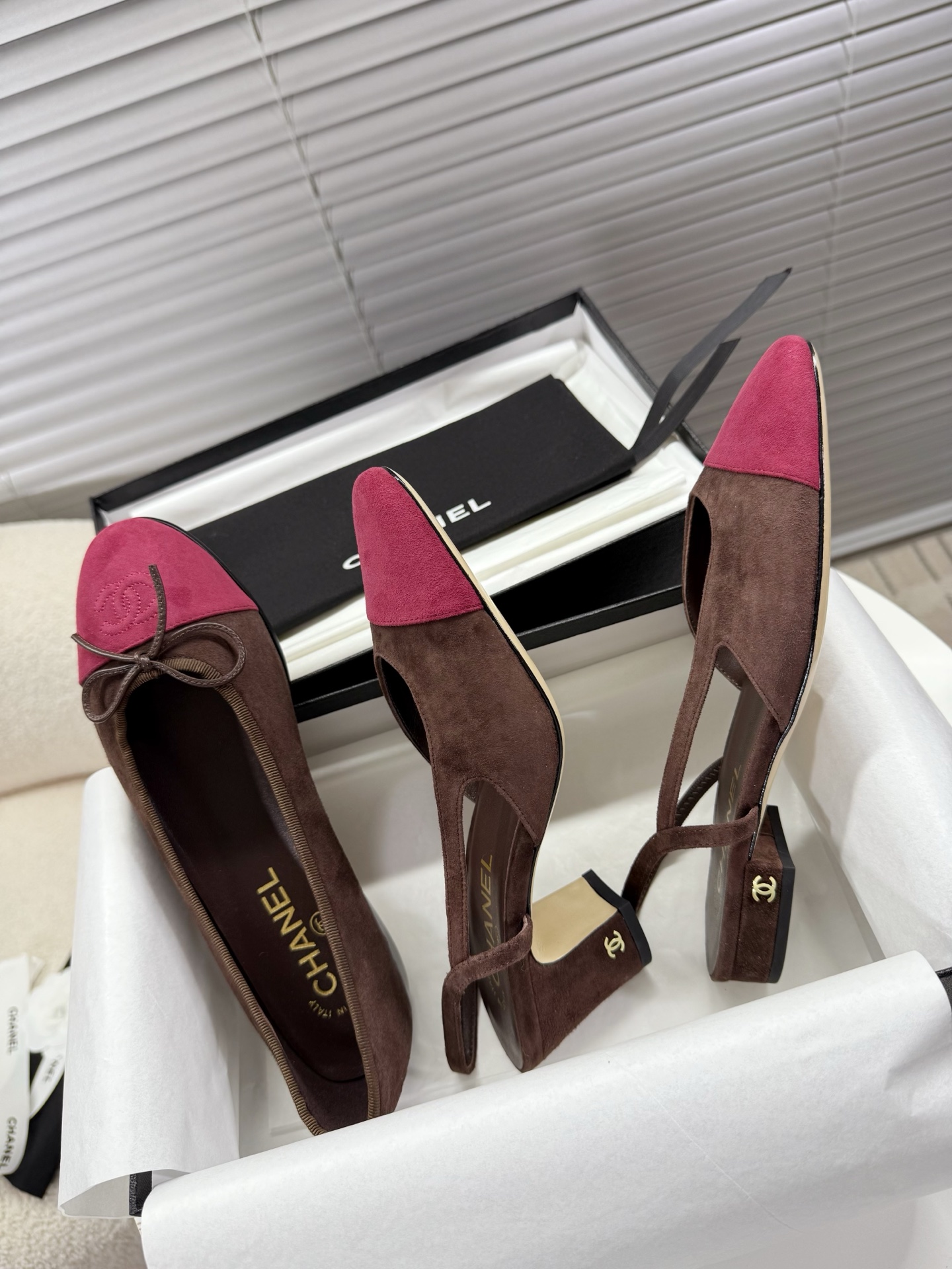 NO:490178,Chanel - Grandma's fragrant ballet shoes, side empty sandals~~ Fashion show style, splicing color mix and match, the latest electric embroidered diamond logo craftsmanship, 1.5cm flat heel / 6.5cm thick heel small logo embellishment, interpreting fashion!  How to match the series, it looks good!  Original custom wood color genuine leather sole, top layer sheep fabric, goatskin inner footbed... 35-40 (41 42 43 customized) positive size matching packaging Low heel, thick heel, single shoes, sandals single shoes, chanel, sandals, sheepskin, sheep, Leather soles19860909Chanel——奶奶香芭蕾舞鞋,侧空凉鞋~~ 时尚走秀款 拼接色混搭,最新电绣菱格Logo工艺,1.5cm平跟/6.5cm粗跟小logo点缀,演绎时尚！怎么搭怎么好看系列！ 原版定制原木色真皮大底,头层羊猄面料,山羊皮内里垫脚…… 35—40（41 42 43 定做）正码 配套包装 低跟,粗跟,单鞋,凉鞋单鞋,chanel,sandals,sheepskin,sheep,Leather soles,Women's Shoes