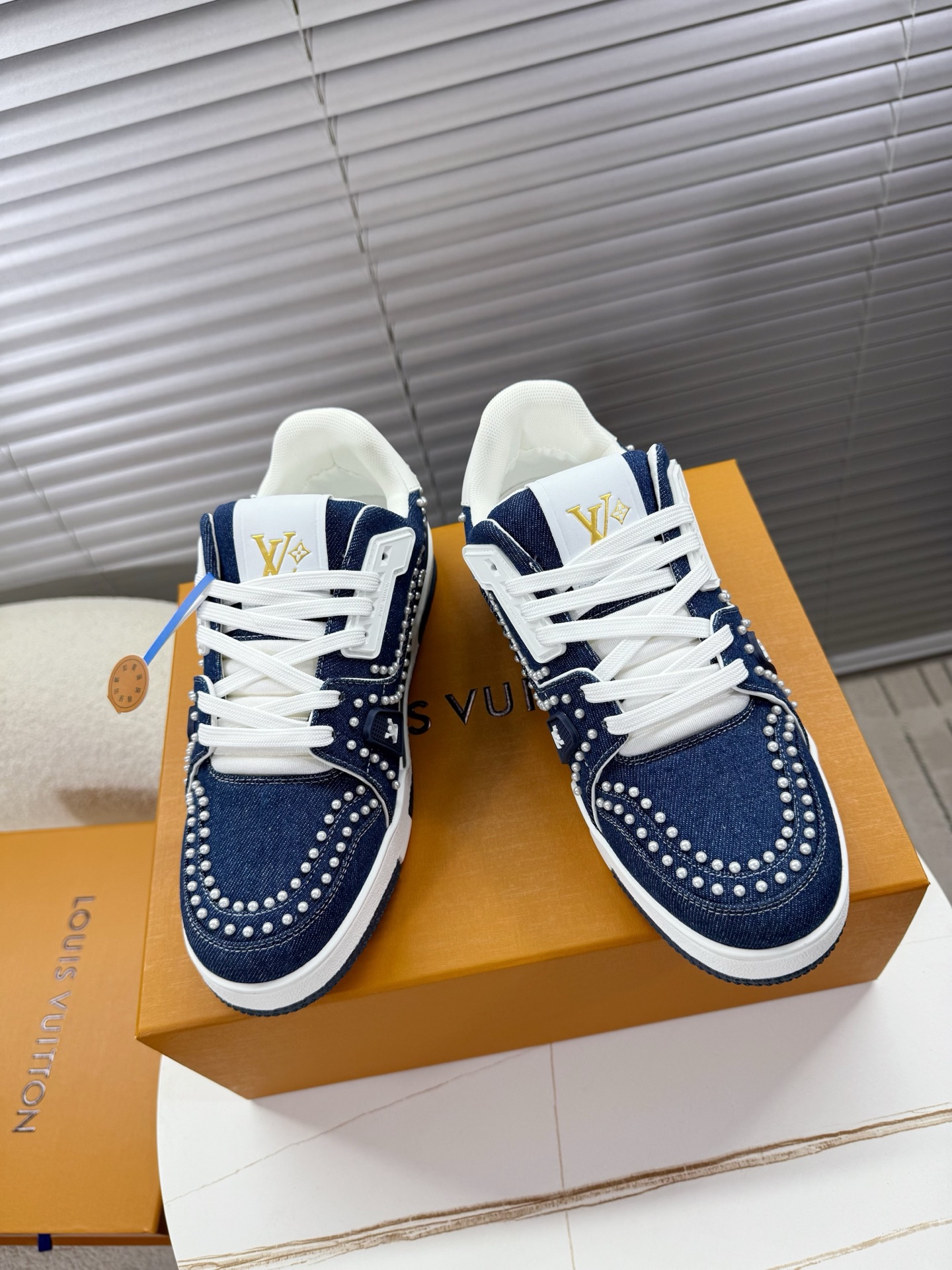 NO:612690,LV trainer~~new upgraded version~~classic return, couple style, skateboard shoes, basketball shoes, sports shoes... LV new sports series; retro style; embraces many classic elements of the family; super handsome~~ Full leather fabric, with LV badge cloth, breathable gauze lining, original outsole, original shoe last, more details compared to the actual product, perfect and high-end~~ Overseas purchasing luxury aviation gift box packaging  35-40 women's style/39-45 men's style, casual shoes/sports shoes, louis vuitton, sneakers19860909LV trainer~~全新升级版~~经典回归 情侣款,滑板鞋,篮球鞋,运动鞋…… LV全新运动系列；复古风视感；拥入家族多方面经典原素；超级帅气~~ 全皮革面料,搭配Lv徽章布面,透气纱网内里,原版大底,原版鞋楦,更多细节对比大货实物完美高端~~ 海外代购豪华航空礼盒包装 35—40女款/39—45男款,休闲鞋/运动鞋,louis vuitton,sneakers,Women's Shoes