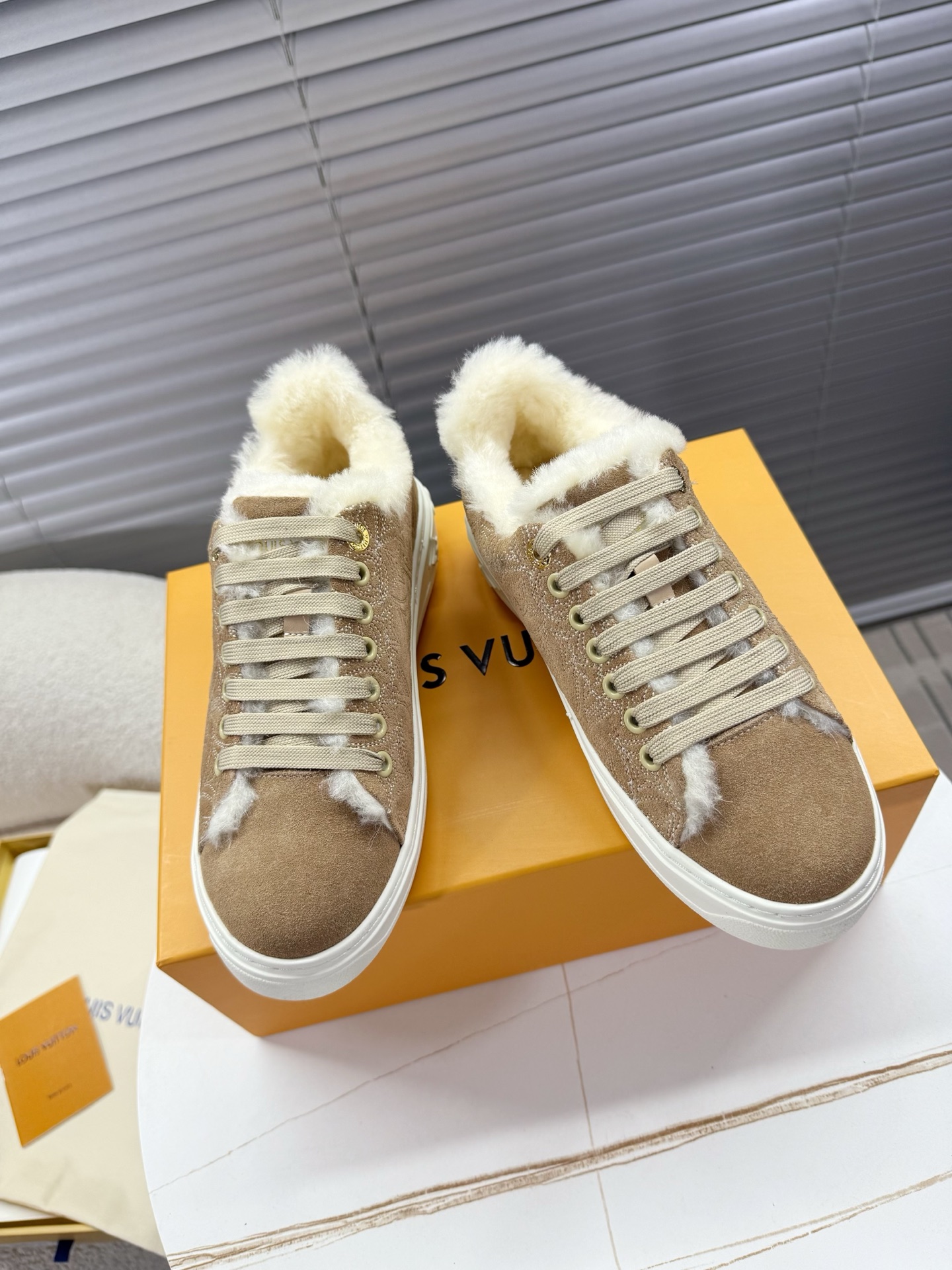 NO:612669,LV wool sneakers...Thick-soled shoes...Furry boots, the best-selling items in the autumn and winter counters, very three-dimensional and good-looking individual prints, three-dimensional printed cowhide fabric...wool lining...synthetic fluff pads...original lasting technology...original metal Logo buckle...original 4cm thick soles...matching packaging 35-40 plus size, casual shoes/sneakers, louis vuitton, boots, sneakers, cowhide19860909LV羊毛运动鞋…厚底鞋…毛毛靴 秋冬专柜橱窗热卖款,非常立体好看个性的印花 立体印花牛皮面料…羊毛内里…人工合成绒毛垫脚…原版套楦工艺…原版金属Logo扣…原版4cm厚底… 配套包装 35—40正码,休闲鞋/运动鞋,louis vuitton,boots,sneakers,cowhide,Women's Shoes