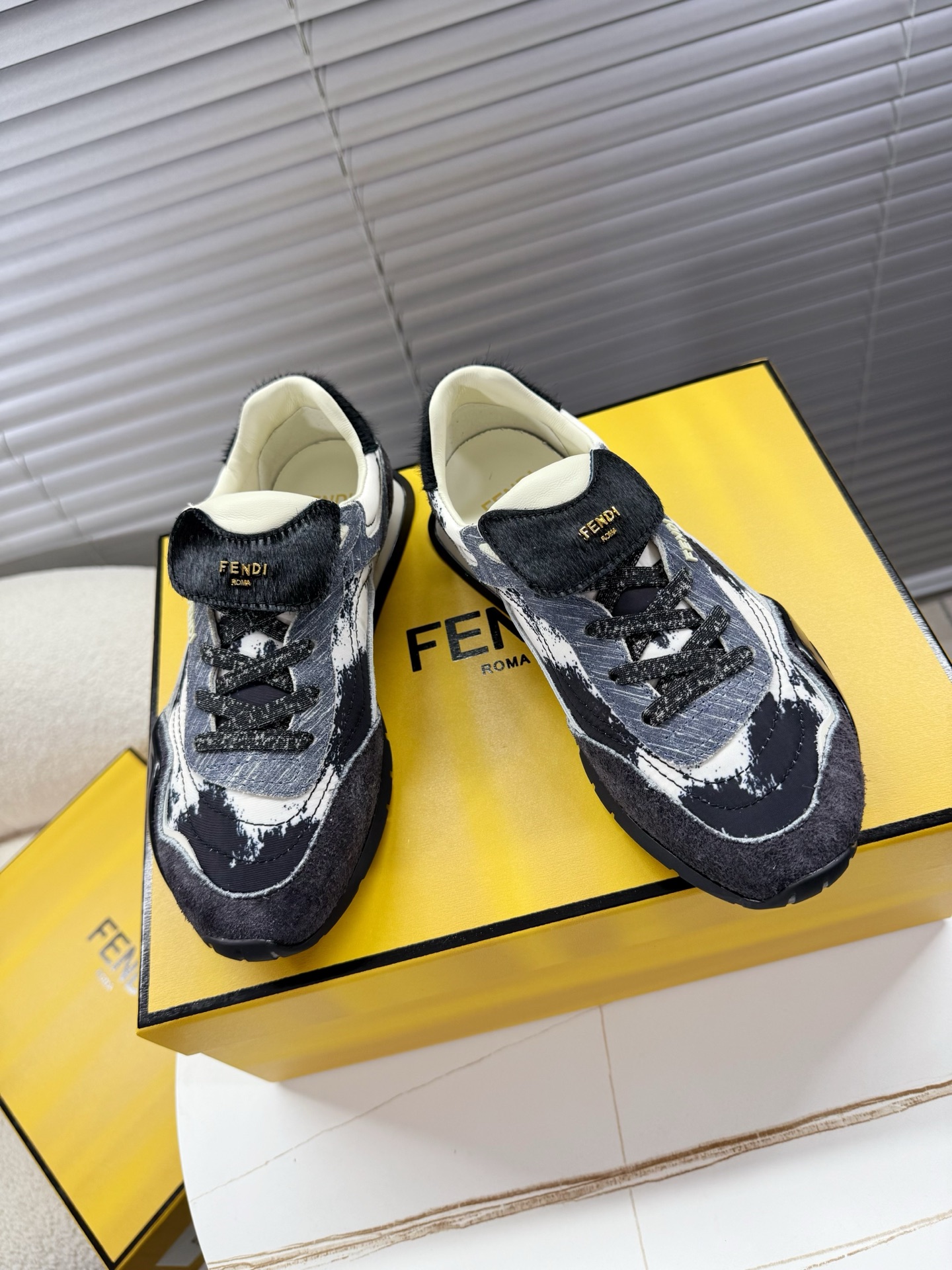 NO:612628,Fendi Fendi - the latest couple's moral training shoes; Forrest shoes; sports shoes... All major bloggers recommend; Forrest Gump shoes, which will never fade; the moral training shoes that are definitely a must-have for everyone. Original customized cowhide surface/spliced color cloth surface...cowhide lining/foot pads...anti-tongue design with metal letter logo embellishment...original TPU beef tendon bottom...  Women's 35-40/Male 39-44 regular size, casual shoes/sports shoes, fendi, fendi, sneakers, cowhide19860909Fendi芬迪——最新情侣款德训鞋；阿甘鞋；运动鞋…… 各大博主都有荐推的；永不褪色的阿甘德训鞋；绝对是人手入必的德训运动鞋 原版定制牛皮面/拼接色布面……牛皮内里/垫脚……反舌设计搭配金属字母Logo点缀……原版TPU牛筋底…… 女35—40/男39—44正码,休闲鞋/运动鞋,fendi,fendi,sneakers,cowhide,Women's Shoes