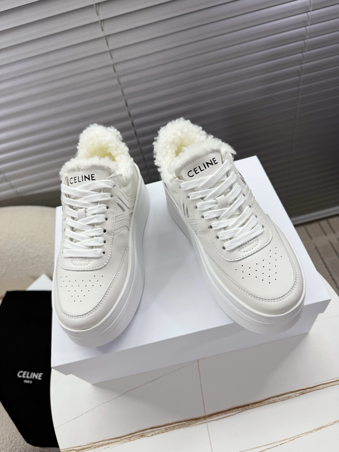 NO:629361,Celine~~~Arc de Triomphe white shoes, thick-soled shoes, sports shoes, wool shoes... A pair of shoes full of street style, the color matching design is very good, this shoe has its own unique design, the leather upper is very easy to take care of, the LOGO on the side and heel makes it a simple and non-descript pair of white shoes~~ Calf leather upper, wool lining, 5.5cm thick sole...  35-40 (41 customized, non-returnable) regular size, casual shoes/sports shoes, celine, celine, sneakers, cowhide19860909Celine赛琳~~~凯旋门小白鞋,厚底鞋,运动鞋,羊毛鞋…… 充满街头感的一双鞋子,拼色设计非常赞,这款鞋有它自己独特的设计,皮革鞋面非常好打理,侧面与后跟的LOGO让他简单又不失调性的一双小白鞋~~ 鞋面小牛皮,羊毛内里,5.5cm厚底…… 35—40（41定制不退换）正码,休闲鞋/运动鞋,celine,celine,sneakers,cowhide,Women's Shoes