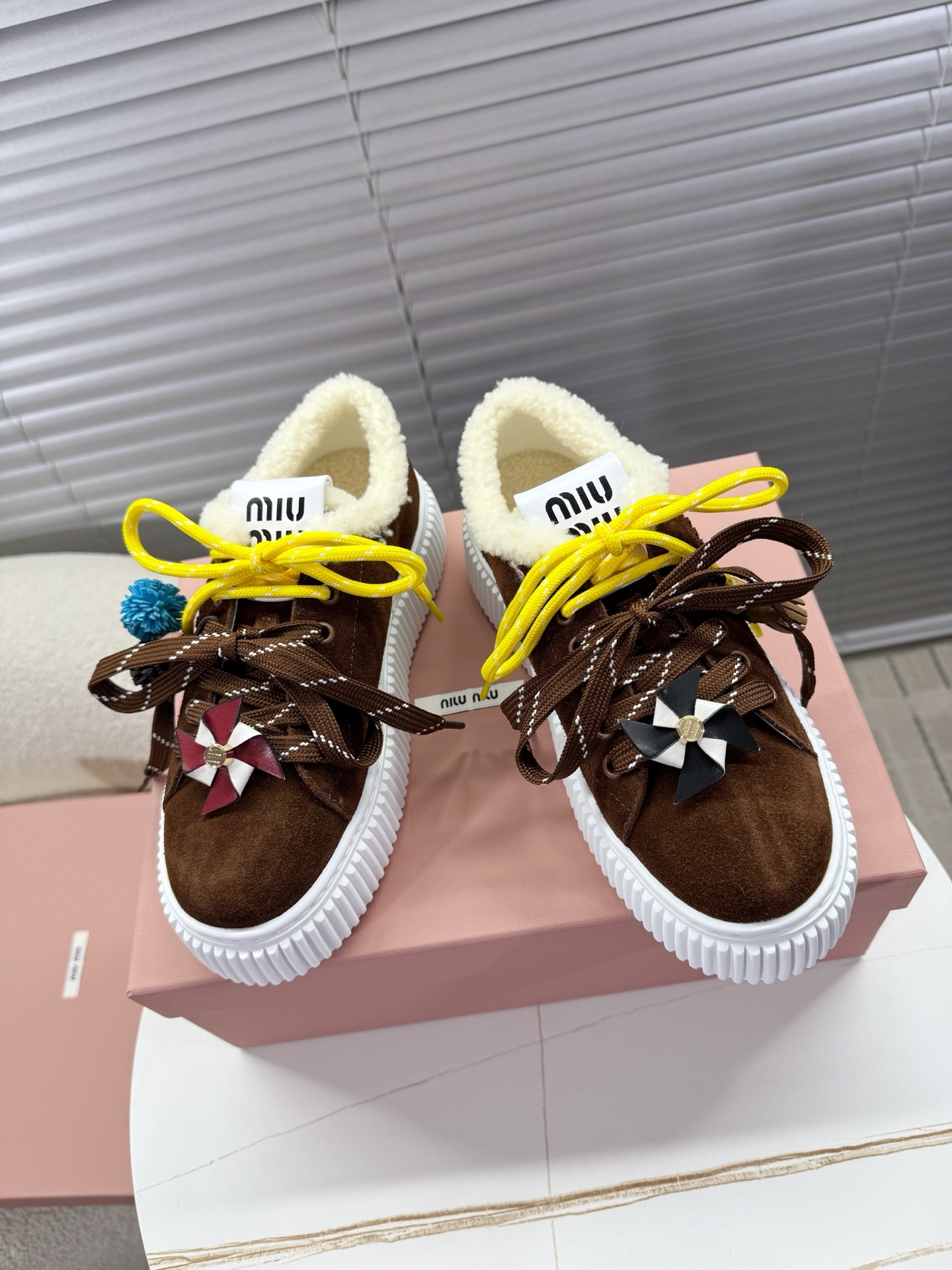 NO:612692,miumiu's new sports shoes, thick-soled shoes, biscuit shoes, wool shoes, cotton shoes~~ Xiaohongshu planting series, versatile and fashionable, beautiful on the feet. Simple sports sneaker design, highly recognizable tongue, creating a sweet casual style of Buddhist style~~Double shoelaces with wind and tassel ball pendants~~ Made of cowhide fabric, cowhide/wool lining, original TPU vacuum thick sole (about 4cm)  35-40 regular size leather/mauri, casual shoes/sports shoes, miumiu, sneakers, cowhide19860909miumiu缪缪新款运动鞋,厚底鞋,饼干鞋,羊毛鞋,棉鞋~~ 小红书种草系列,百搭时髦上脚美炸了 简约的运动板鞋设计,极具辨识度的鞋舌,打造佛系甜美的休闲风~~双鞋带搭配风争与流苏球吊坠~~ 选用牛皮面料,牛皮/羊毛两种内里,原版TPU抽真空厚底(约4cm左右) 35—40正码皮里/毛里,休闲鞋/运动鞋,miumiu,sneakers,cowhide,Women's Shoes