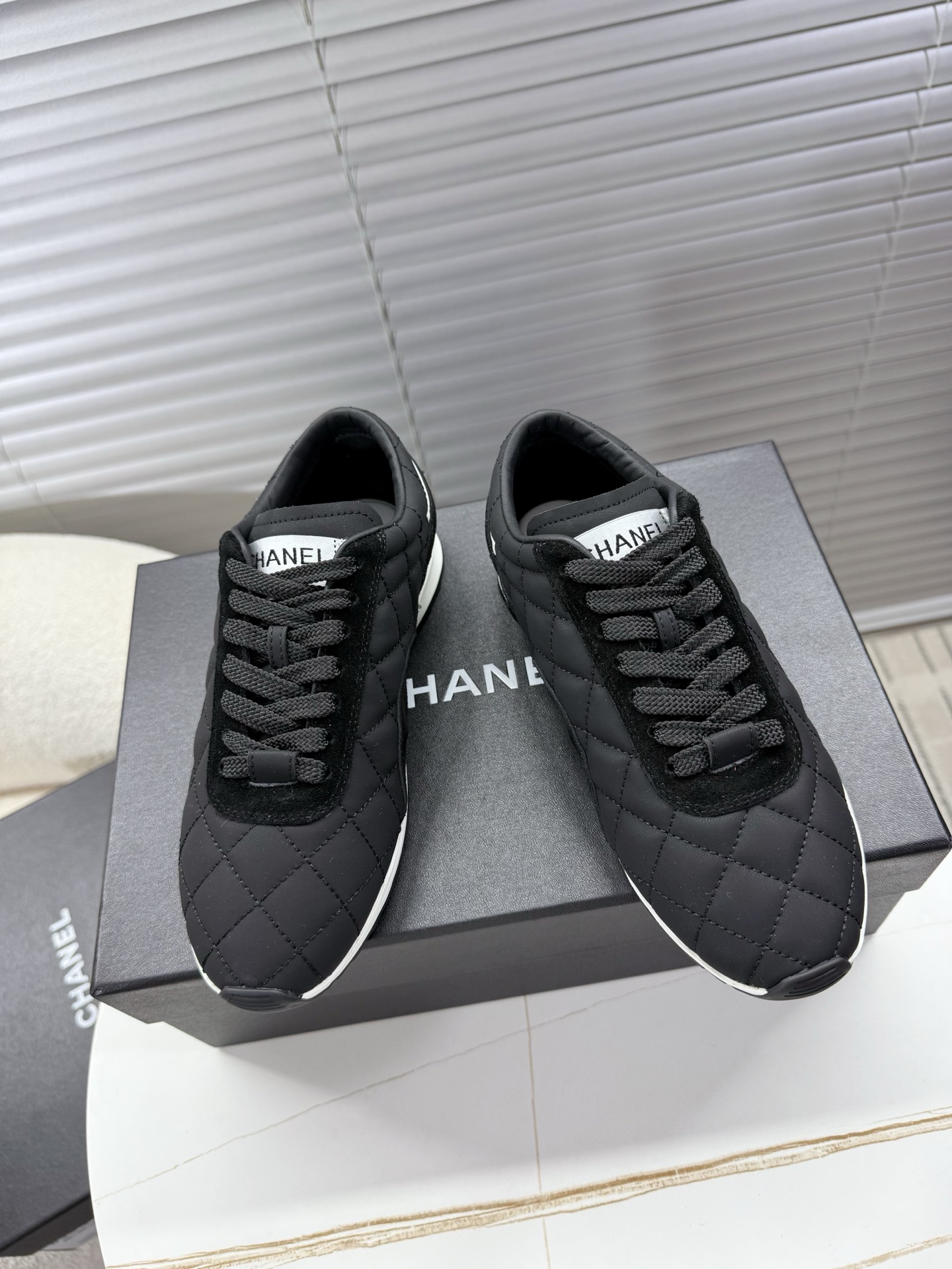 NO:629392,chanel——Xiaoxiang rhombus sneakers, Dexun shoes~~ Simple low-top, light and comfortable, rhombus stitching color fabric, creating a young and active sports atmosphere (matte surface/down cloth surface) rhombus upper, sports sneaker design/Lightweight design of Dexun shoes, two-color sports outsole~~ 35-41 (41 customized non-refundable) regular size, casual shoes/sports shoes, chanel, sneakers, down jacket19860909chanel——小香菱格面运动鞋,德训鞋~~ 简约低帮,轻便舒适,菱格拼接色面料,营造出年轻活跃的运动氛围（磨砂面/羽绒布面）菱格鞋面,运动球鞋设计/德训鞋轻装设计,双色运动大底~~ 35—41（41定制不退换）正码,休闲鞋/运动鞋,chanel,sneakers,down jacket,Women's Shoes