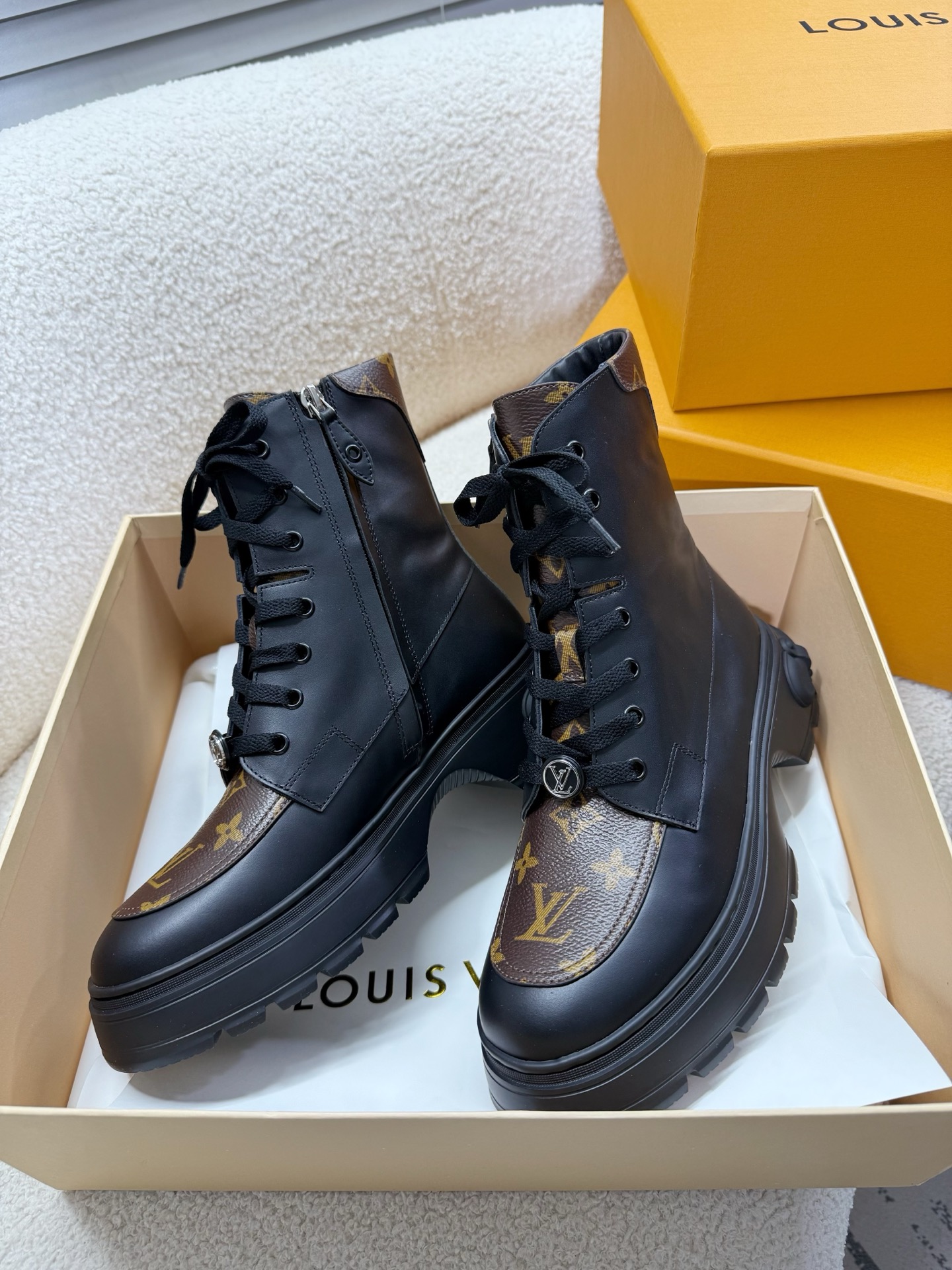 NO:616003,LOUIS VUITTON LV Squad series Martin boots... LV Squad series Martin boots, the upper is soft, comfortable and durable, and the thick sole design is light and comfortable!  The boots have classic Monogram presbyopia, and the overall style is simple and elegant. It is very versatile in autumn and winter. You can easily control whether it is cool or elegant... Full-grain calfskin surface... Water-dyed cowhide lining... Original IP foam bottom Size 35-41 (40, 41 customized), boots, louis vuitton, louis vuitton, boots, cowhide19860909LOUIS VUITTON LV Squad 系列马丁靴…… LV Squad系列马丁靴,靴面柔软舒适又耐穿,厚底设计轻便舒适！ 靴口有经典Monogram老花,整体简约大气,秋冬穿搭超百搭,无论酷飒还是优雅风都能轻松驾驭…… 全粒面小牛皮面…水染牛皮里…原版IP发泡底 码数35-41（40、41订做）,靴子,louis vuitton,louis vuitton,boots,cowhide,Women's Shoes