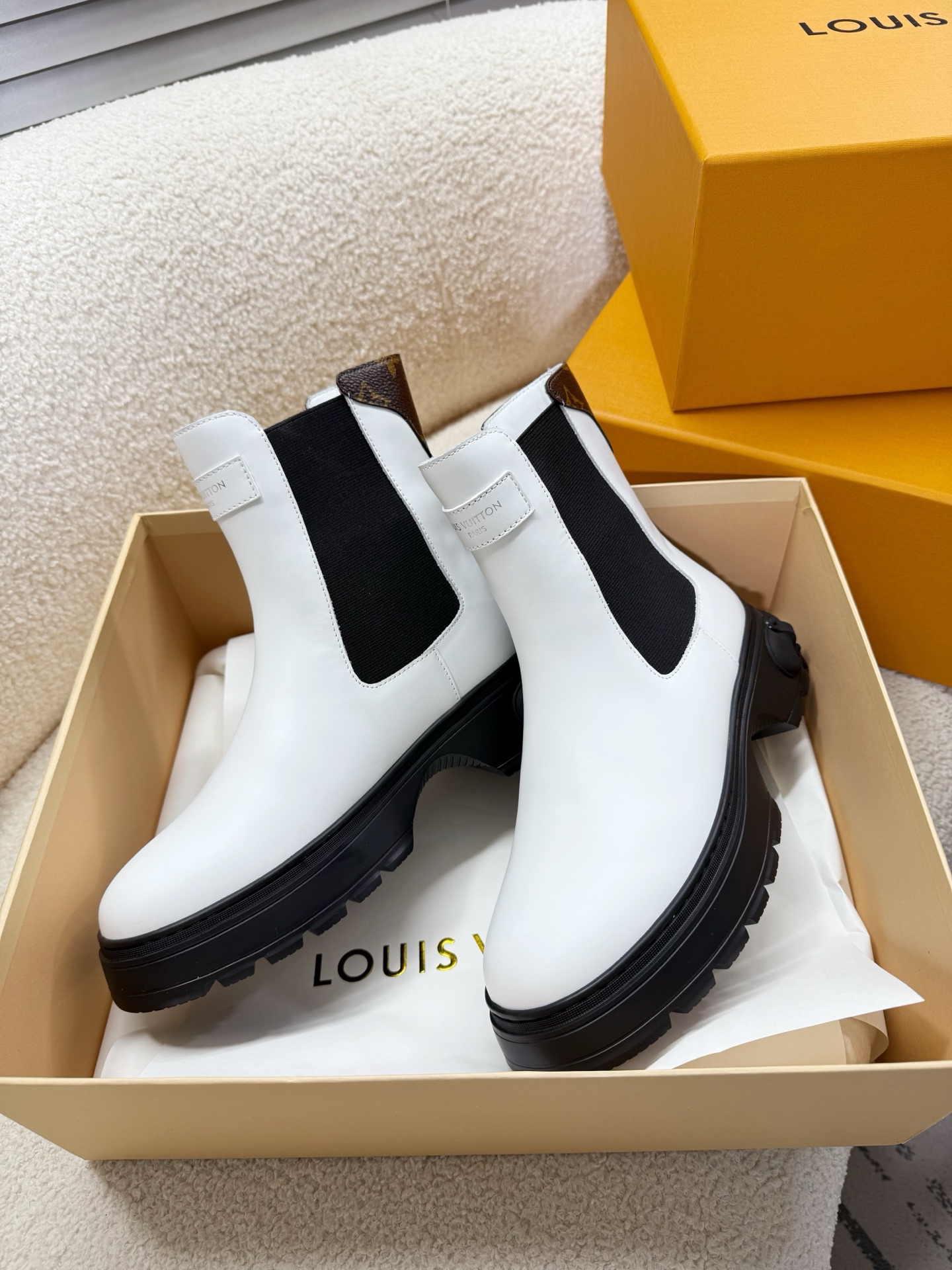 NO:616006,LOUIS VUITTON LV classic Chelsea boots... The top version of LV Ruby boots is coming. The new boots are very special. The flat boots inspire trendy charm between toughness and femininity. They are cute and cute with big toe shoes!  Full-grain calfskin fabric...water-dyed cowhide lining...original IP foam bottom, size 35-41 (customized for 40, 41), boots, louis vuitton, louis vuitton, boots, cowhide19860909LOUIS VUITTON LV经典款切尔西短靴…… LV Ruby 短靴顶级版本爆款来袭,新款的靴子非常特别,平底靴在硬朗和柔美之间激发潮流魅力,可可爱爱大头鞋！ 全粒面小牛皮面料…水染牛皮内里…原版IP发泡底 码数35-41（40、41订做）,靴子,louis vuitton,louis vuitton,boots,cowhide,Women's Shoes