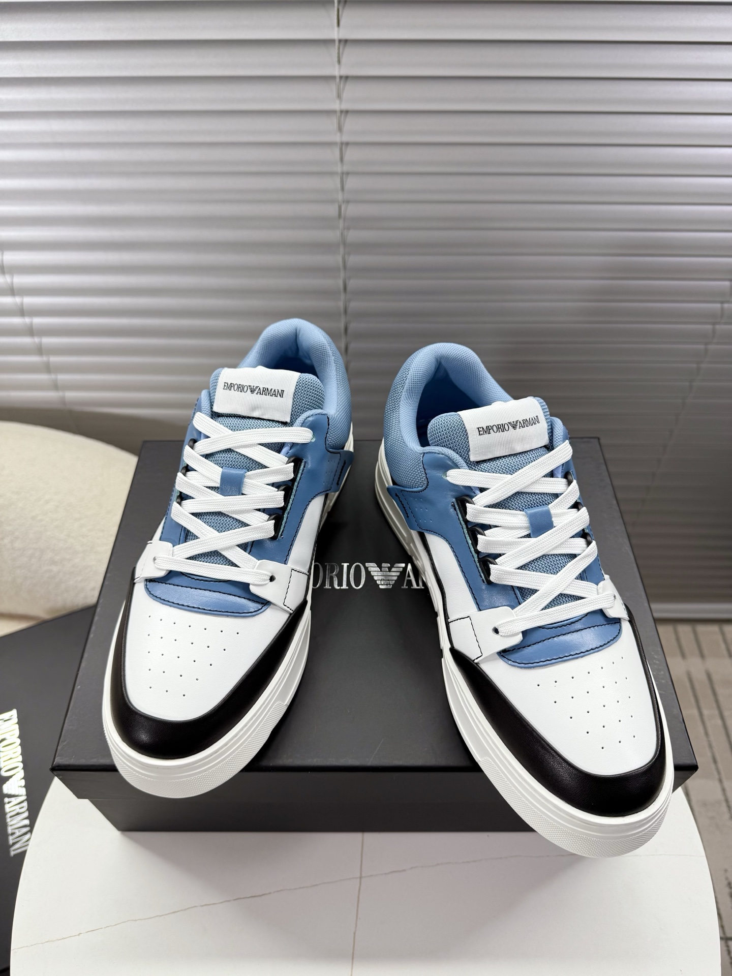 NO:707814,EMPORIO ARMANI Armani's new men's sports shoes; casual shoes; skateboard shoes... The spliced color punched surface is breathable and comfortable, and the left and right wing designs are embellished with the Eagle Logo brand. The sports style fashion not only inspires daily clothing, but its selection of materials and details also affects the design of shoes. Fabric: Original customized first-layer cowhide. Lining: Original customized mesh. Outsole: Original lightweight PU foam sole. Bottom thickness: 3CM.  Men's sizes 39-45, casual shoes/sports shoes, armani, armani, sneakers, cowhide19860909EMPORIO ARMANI 阿玛尼 新款男士运动鞋；休闲鞋；滑板鞋…… 拼接色冲孔面透气舒适,左右两侧翅膀设计,点缀了大鹰Logo品牌,运动风时尚不仅为日常服装赋予灵感,其甄选材质和细节亦影响了鞋履的设计 面料: 原版定制头层牛皮 内里: 原版定制网纱 大底: 原版轻质PU发泡底 底厚: 3CM 男款39—45正码,休闲鞋/运动鞋,armani,armani,sneakers,cowhide,Women's Shoes