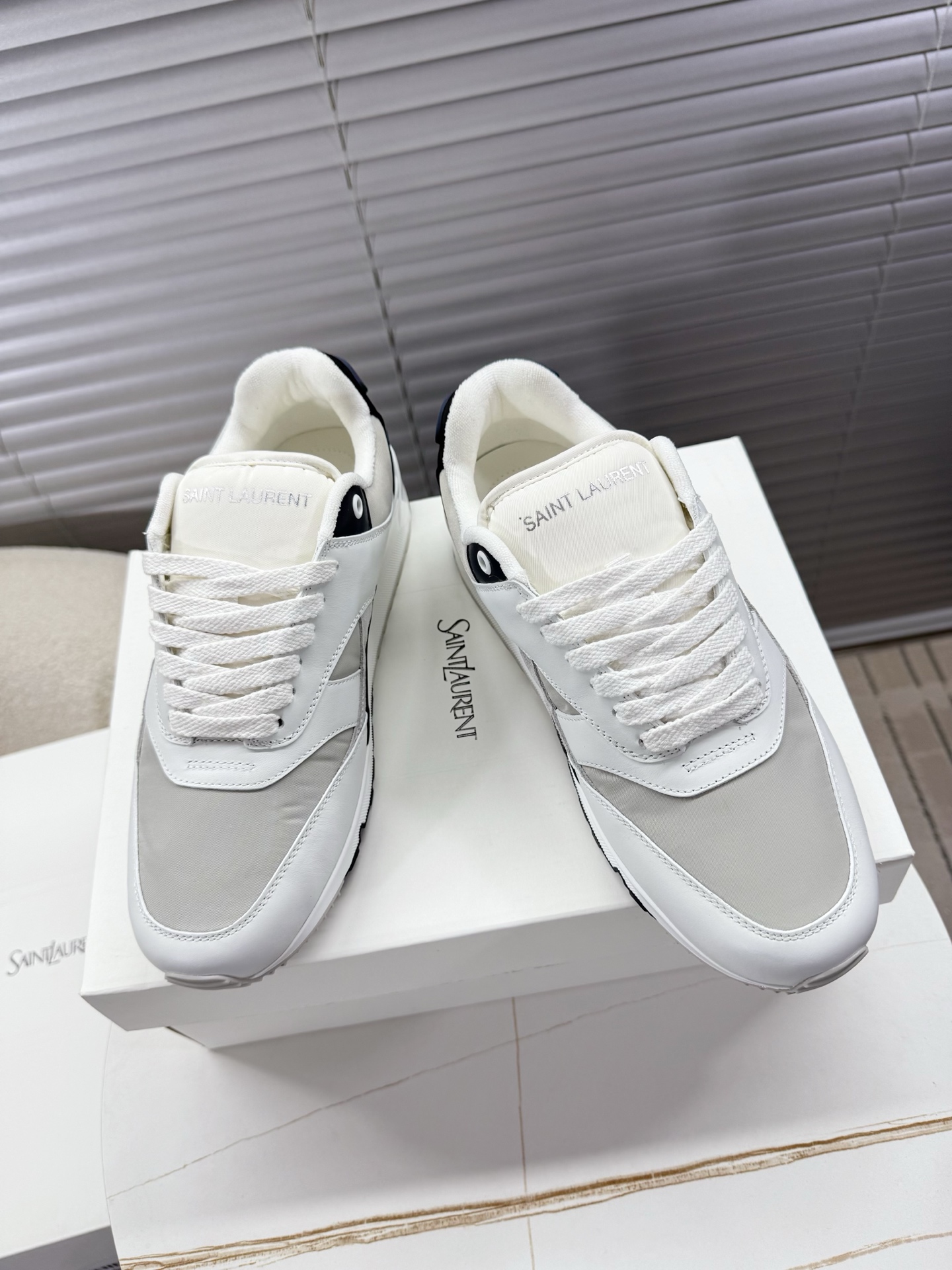 NO:707812,Saint Laurent YSL new men's sports shoes; dad shoes; casual shoes; running shoes... The contrasting color surfaces are breathable and comfortable, inspired by the design of retro-style running shoes. Simple and fashionable are not only suitable for daily clothing, but the selection of materials and details also affect the design of shoes. Fabric: Original custom first-layer cowhide. Lining: Original custom mesh. Outsole: Original TPU two-color non-slip sole. Bottom thickness: 3.5CM.  Men's sizes 39-45, casual shoes/sports shoes, saint laurent, saint laurent, saint laurent, sneakers, cowhide19860909Saint Laurent YSL 圣罗兰 新款男士运动鞋；老爹鞋；休闲鞋；跑鞋…… 拼接撞色面透气舒适,复古风跑鞋设计灵感,简约时尚不仅为日常服装搭配,其甄选材质和细节亦影响了鞋履的设计 面料: 原版定制头层牛皮 内里: 原版定制网纱 大底: 原版TPU双色防滑底 底厚: 3.5CM 男款39—45正码,休闲鞋/运动鞋,saint laurent,saint laurent,saint laurent,sneakers,cowhide,Women's Shoes