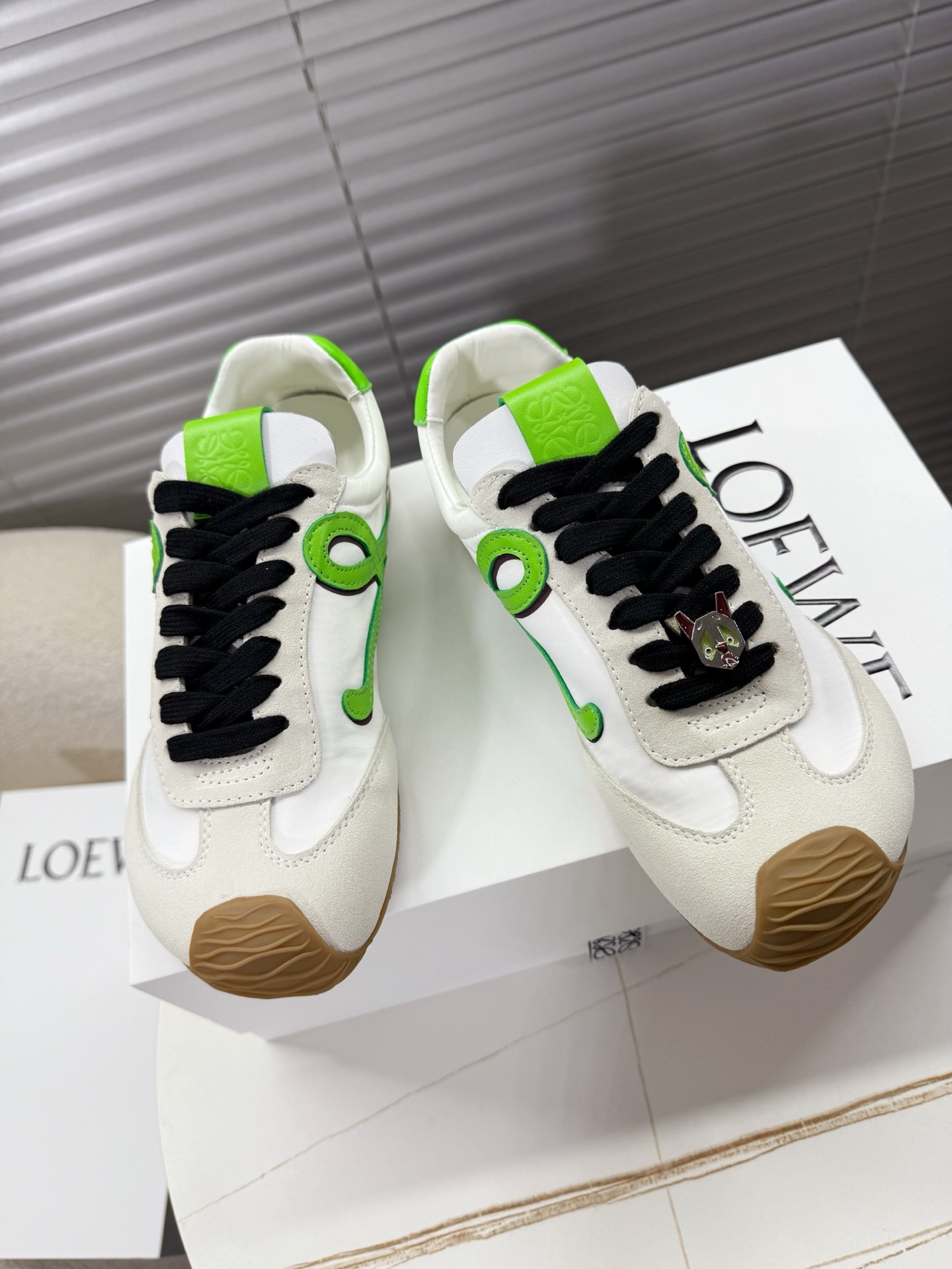 NO:706130,loewe  Mixed splicing fabric (nubuck cowhide/velvet fabric), full sheepskin lining, cowhide feet, two-color combination anti-slip outsole, original 3D injection rubber LOEWE logo on the heel, with metal cat head hanging... 35-40 (41 customized, non-returnable)/39-44 (45 customized, non-returnable), casual shoes/sports shoes, louis  vuitton,loewe,sneakers,skirts,cowhide,sheepskin19860909loewe × louis wain 罗易威联名款,情侣款阿甘鞋、德训鞋、运动鞋…… 小红书好物推荐；实在是太美太好穿太舒服太百搭啦……鞋子很轻便,逛街暴走零压力,配裙子裤子都OK 混搭拼接面料(磨砂牛皮/丝绒布料),全羊皮内里,牛皮垫脚,双色组合防滑大底,原版后跟有3D注塑橡胶LOEWE徽标,配金属猫头挂饰…… 35—40(41定做不退换)/39—44(45定做不退换),休闲鞋/运动鞋,louis vuitton,loewe,sneakers,skirts,cowhide,sheepskin,Women's Shoes