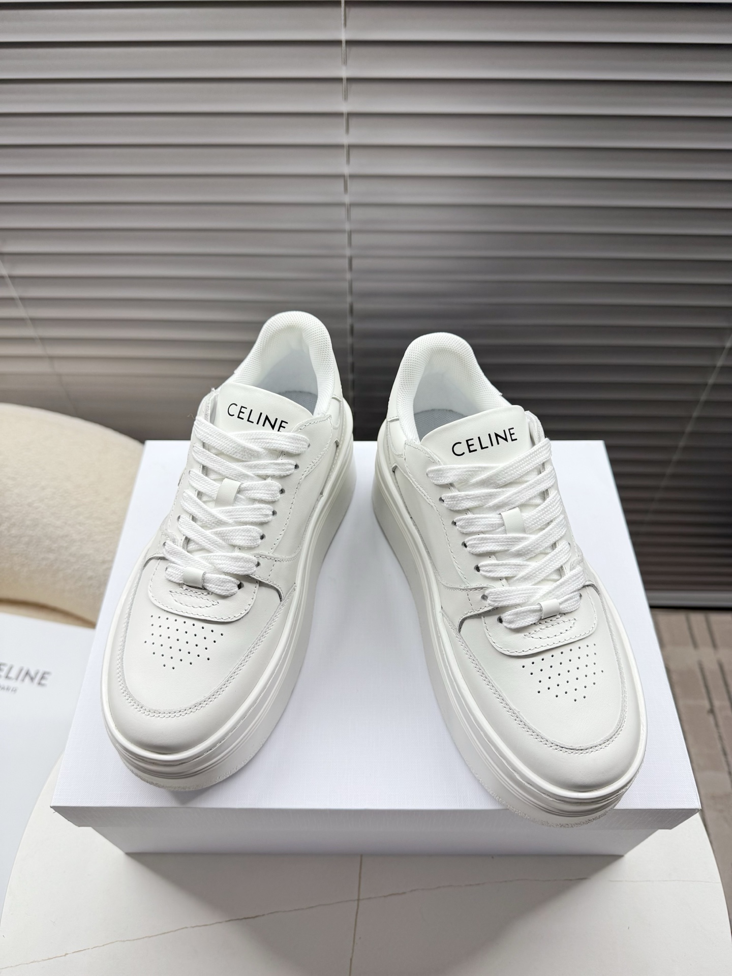 NO:706124,Celine~~~Arc de Triomphe white shoes, thick-soled shoes, sports shoes, skateboard shoes... A pair of shoes full of street style, the color matching design is very good, this shoe has its own unique design, the leather upper is very easy to take care of, the LOGO on the side and heel makes it a simple and non-dysfunctional pair of white shoes~~ The upper is calfskin/nubuck leather, the lining is breathable mesh, 2cm thin sole/5.5cm thick sole...  35-40 (41 customized, non-returnable) regular size, casual shoes/sports shoes, celine, celine, sneakers, cowhide19860909Celine赛琳~~~凯旋门小白鞋,厚底鞋,运动鞋,滑板鞋…… 充满街头感的一双鞋子,拼色设计非常赞,这款鞋有它自己独特的设计,皮革鞋面非常好打理,侧面与后跟的LOGO让他简单又不失调性的一双小白鞋~~ 鞋面小牛皮/磨砂皮,内里透气网纱,2cm薄底/5.5cm厚底…… 35—40（41定制不退换）正码,休闲鞋/运动鞋,celine,celine,sneakers,cowhide,Women's Shoes