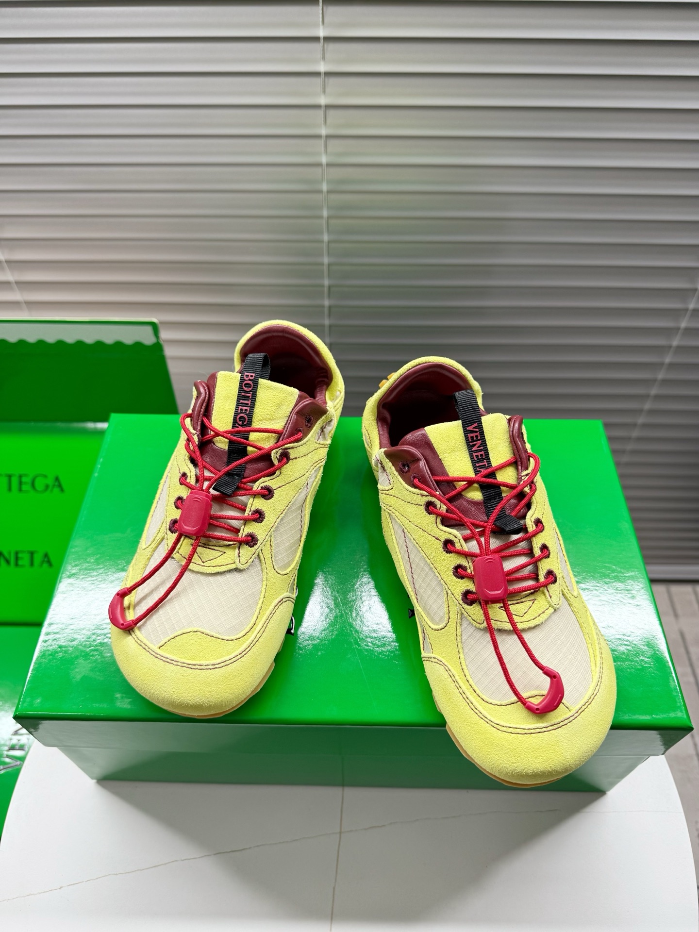 NO:706125,Bottega Veneta BV orbit flash couple series, ballet shoes, Forrest Gump shoes, moral training shoes, sports shoes... Xiaohongshu recommends good things; they are so beautiful, easy to wear, comfortable and versatile... The shoes are very light, no pressure for shopping or dancing, and can be worn with skirts and pants. Leather surface (nubuck leather mesh surface), all-sheep leather lining, cowhide foot pads, convenient shoelace elastic buckles, two-color combination non-slip outsole, the original heel has Bottega  Veneta stamp~~~ 35—40/39—45 regular size aviation packaging, casual shoes/sports shoes,bottega veneta,bottega veneta,sneakers,skirts,cowhide,sheepskin19860909Bottega Veneta BV orbit flash情侣款系列,芭蕾舞鞋、阿甘鞋、德训鞋、运动鞋…… 小红书好物推荐；实在是太美太好穿太舒服太百搭啦……鞋子很轻便,逛街暴走/跳舞运动零压力,配裙子裤子都OK 皮面(磨砂皮网纱面),全羊皮内里,牛皮垫脚,便捷式鞋带松紧扣,双色组合防滑大底,原版后跟有Bottega Veneta钢印~~~ 35—40/39—45正码 航空包装,休闲鞋/运动鞋,bottega veneta,bottega veneta,sneakers,skirts,cowhide,sheepskin,Women's Shoes