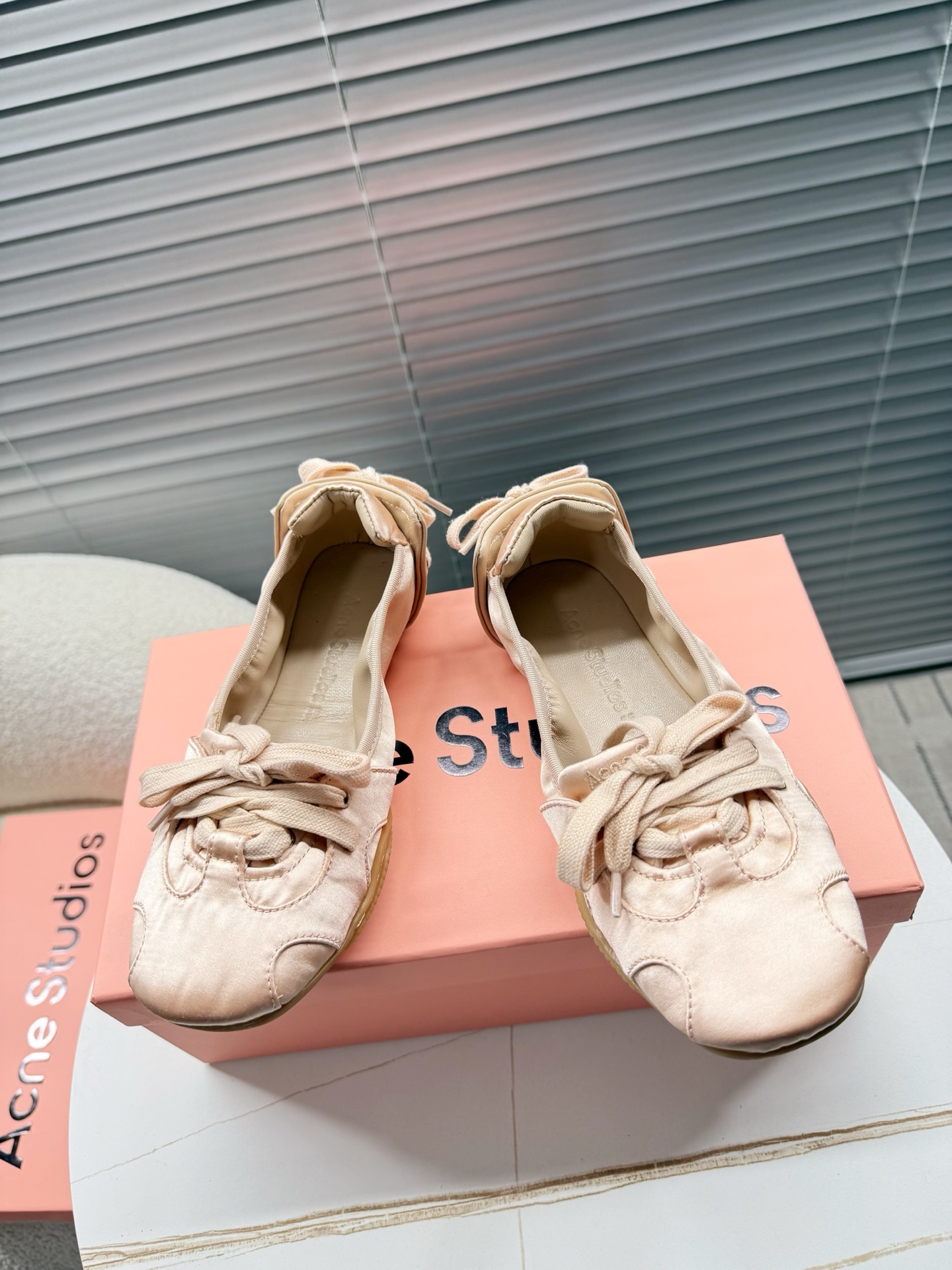 NO:706123,Acne studios' latest wasteland ballet flats, moral training shoes~~~ Acne Studios' new ballet shoes are sweet and street-friendly, and the fabrics of denim and burst leather bring a new texture. They have both personality and fashion!  Update the traditional ballet shoe!  Original customized imported first-layer cowhide/exploded cowhide/washed denim original bag sheepskin lining original molded rubber sole 35-40 regular size, ballet shoes, Acne studios, dior, flats, cowhide, sheepskin19860909Acne studios 最新款废土芭蕾舞平底鞋,德训鞋~~~ Acne Studios新款芭蕾舞鞋又甜又街头,牛仔布和爆裂皮革的面料带来全新质感.个性与时尚兼具！更新传统的芭蕾舞鞋子！ 原版定制进口头层牛皮/爆裂纹牛皮/水洗牛仔布原版套包羊皮内里原版开模橡胶底 35—40正码,芭蕾舞鞋,acne studios,dior,flats,cowhide,sheepskin,Women's Shoes