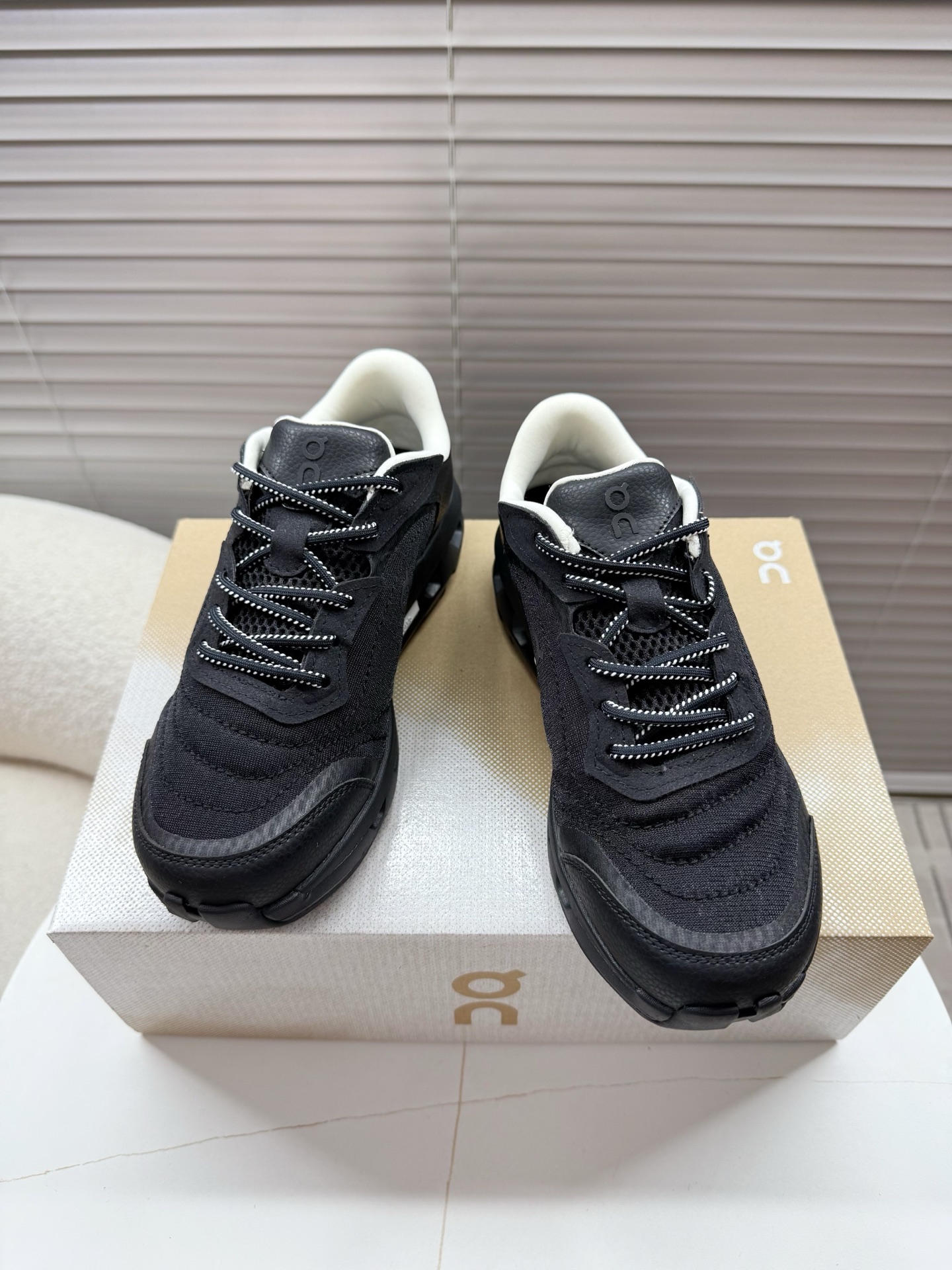 NO:707972,On x Zendaya co-branded models, couple models, sports shoes, running shoes... Cloudzone Moon, co-branded by On and Zendaya, focuses on daily commuting and city walks... The upper is made of breathable mesh + artificial leather, which is light and comfortable, and very refreshing to wear in summer. The white and red color scheme is simple and layered, fashionable and practical, and is perfect for daily outings or light exercise!  36-45 plus size, casual shoes/sports shoes, sneakers19860909On昂跑 x 赞达亚联名款,情侣款,运动鞋,跑步鞋…… On昂跑与Zendaya联名的Cloudzone Moon,主打日常通勤和城市漫步…… 鞋面采用透气网眼+人造革,轻盈舒适,夏天穿也很清爽,白红配色简约又有层次,时尚实用,日常出街或轻运动都超适合！ 36—45正码,休闲鞋/运动鞋,sneakers,Women's Shoes