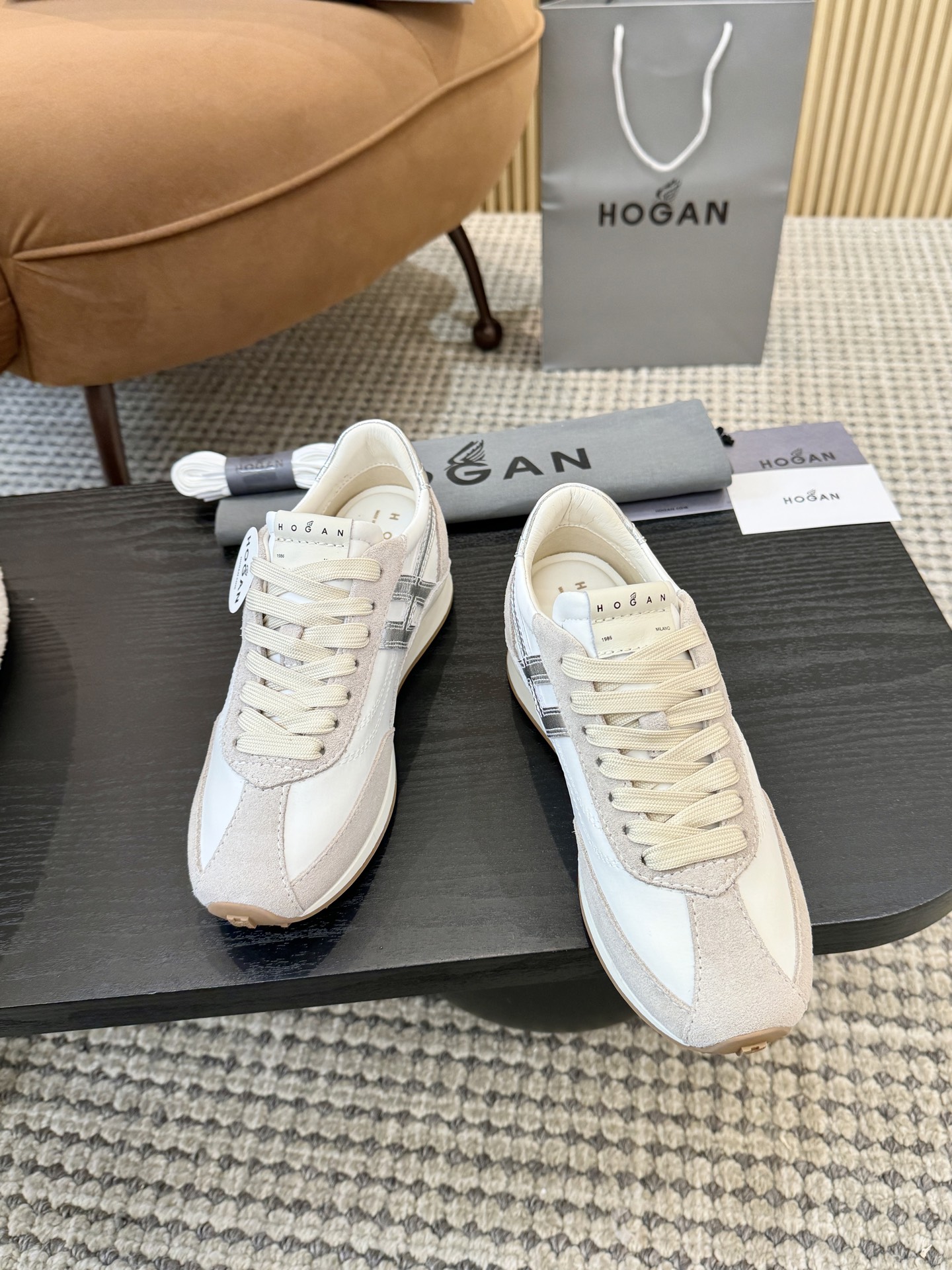 NO:748433,Hogan H6990 Runner sneakers, moral training shoes, height-increasing casual shoes... Heightened by 5.6cm~~ Chaizi Le (Tai Cool Spicy) The 'Rainbow Candy' series launched by HOGAN focuses on sweet and cool color contrast and high head-turning design. It is a dazzling item for spring wear. The body of the shoe is spliced in three colors of light yellow, gray pink and off-white, with a fresh and lively vision and a classic H-type Logo...  The upper combines fabric and suede, and the thick sole design slightly increases the effect... 35-40 regular size, casual shoes/sports shoes, sneakers19860909Hogan H6990 Runner运动鞋,德训鞋,内增高休闲鞋…… 增高5.6cm~~矮子乐（泰酷辣） HOGAN此款推出的“彩虹糖”系列,主打甜酷撞色与高回头率设计,是春日穿搭的亮眼单品. 鞋身采用浅黄、灰粉、米白三色拼接,视觉清新活泼,经典H型Logo…… 鞋面融合织物与绒面革,厚底设计轻微增高效果…… 35—40正码,休闲鞋/运动鞋,sneakers,Women's Shoes