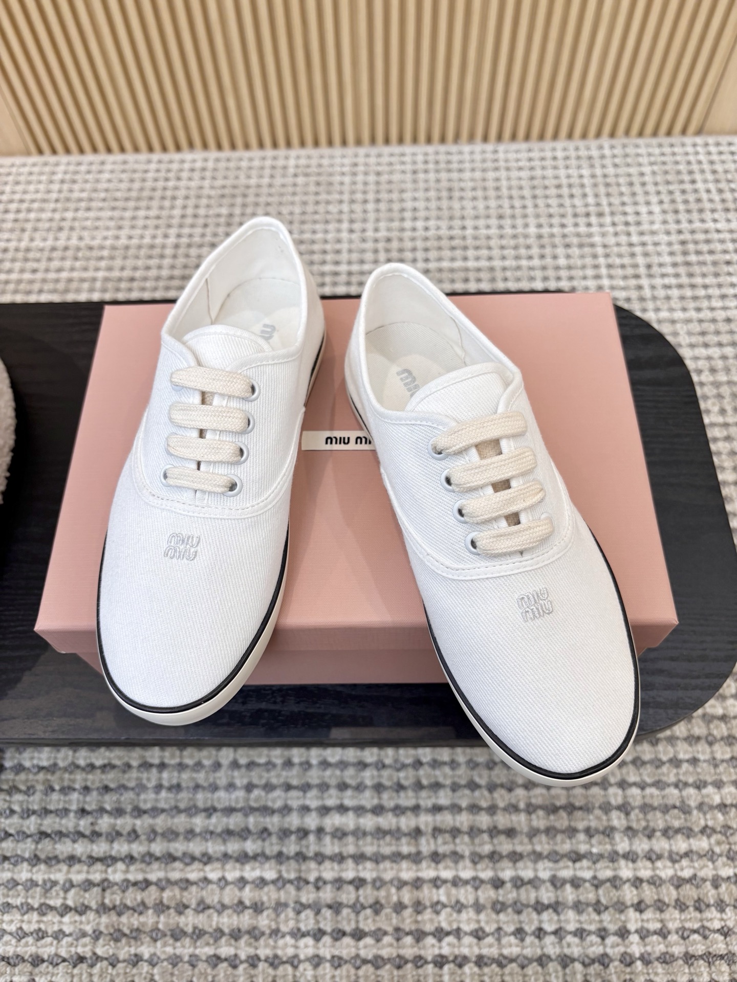 NO:790030,miumiu - the latest canvas shoes, casual shoes, Mary Jane shoes for spring and summer... Miu Miu's canvas shoes use low saturated tones to balance sweetness and coolness. The canvas material is breathable and not stuffy, and the rubber sole is soft and elastic without tiring the feet. Paired with pleated skirts and jeans, it is so sweet that it makes you look like a wealthy daughter, gentle and powerful. Twill upper, lining, rubber outsole/2cm thick sole  Sizes 35-40 (customized sizes 40 are non-refundable), casual shoes/sports shoes, miumiu, mary jane, sneakers, skirts, jeans19860909miumiu——春夏季最新款帆布鞋,休闲鞋,玛丽珍鞋…… Miu Miu这双帆布鞋,用低饱和色调平衡甜与酷,帆布材质透气不闷脚,橡胶底软弹不累脚. 搭配百褶裙、牛仔裤都甜到冒泡,穿上就是富家千金既视感,温柔又有力量. 鞋面斜纹布 内里布里 大底橡胶大底/2cm厚底 35-40码（40码定制不退换）,休闲鞋/运动鞋,miumiu,mary jane,sneakers,skirts,jeans,Women's Shoes