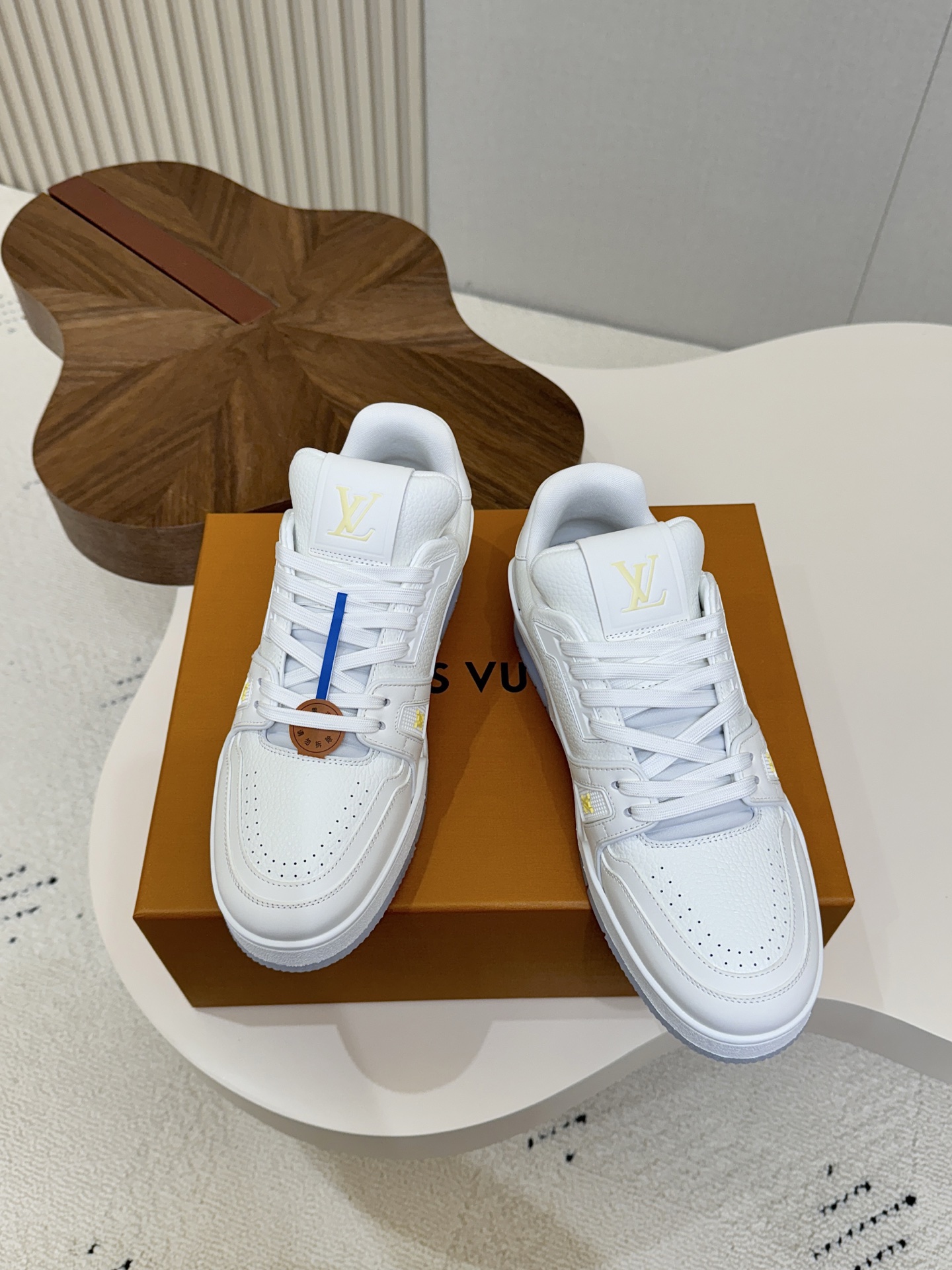 NO:868209,LV trainer~~new upgraded version~~classic return, couple style, skateboard shoes, basketball shoes, sports shoes... LV new sports series; retro style; embraces many classic elements of the family; super handsome~~ Full leather fabric, with LV badge cloth, breathable gauze lining, original outsole, original shoe last, more details compared to the actual product, perfect and high-end~~ Overseas purchasing luxury aviation gift box packaging  35-40 women's style/39-45 men's style, casual shoes/sports shoes, louis vuitton, sneakers19860909LV trainer~~全新升级版~~经典回归 情侣款,滑板鞋,篮球鞋,运动鞋…… LV全新运动系列；复古风视感；拥入家族多方面经典原素；超级帅气~~ 全皮革面料,搭配Lv徽章布面,透气纱网内里,原版大底,原版鞋楦,更多细节对比大货实物完美高端~~ 海外代购豪华航空礼盒包装 35—40女款/39—45男款,休闲鞋/运动鞋,louis vuitton,sneakers,Women's Shoes