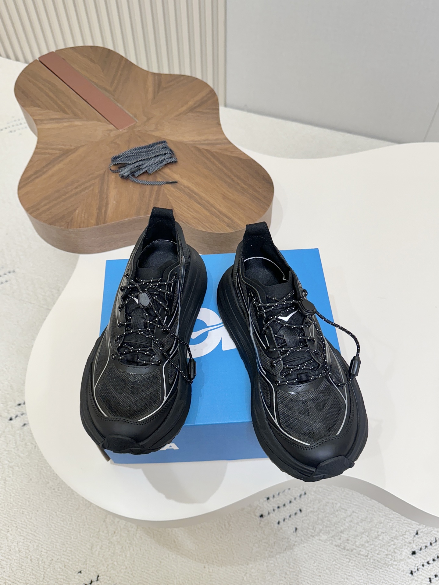 NO:884533,HOKA Stinson ONE 7 couples trail running shoes; thick-soled shoes; dad shoes; sports shoes!  The upper is a mixture of mesh and leather, and the one-piece outsole has deep patterns with different concave and convex layers to ensure the friction of the shoes and the all-terrain shock absorption effect. It is made of lightweight and comfortable materials, lightweight, moisture-wicking, breathable and comfortable... 36 36.5 37.5 38 38.5 39 40 40.5 41 42 42.5 43 44 44.5 45  Same style for men and women, casual shoes/sports shoes, sneakers19860909HOKA Stinson ONE 7 情侣款越野跑鞋；厚底鞋；老爹鞋；运动鞋！ 网面和皮革混搭的鞋面,一体成型大底凹凸分层不一的深花纹,保证鞋子的摩擦力与全地形减震效果,采用轻盈舒适的材料制成,重量轻盈、吸湿排汗,透气舒适…… 36 36.5 37.5 38 38.5 39 40 40.5 41 42 42.5 43 44 44.5 45 男女同款,休闲鞋/运动鞋,sneakers,Women's Shoes