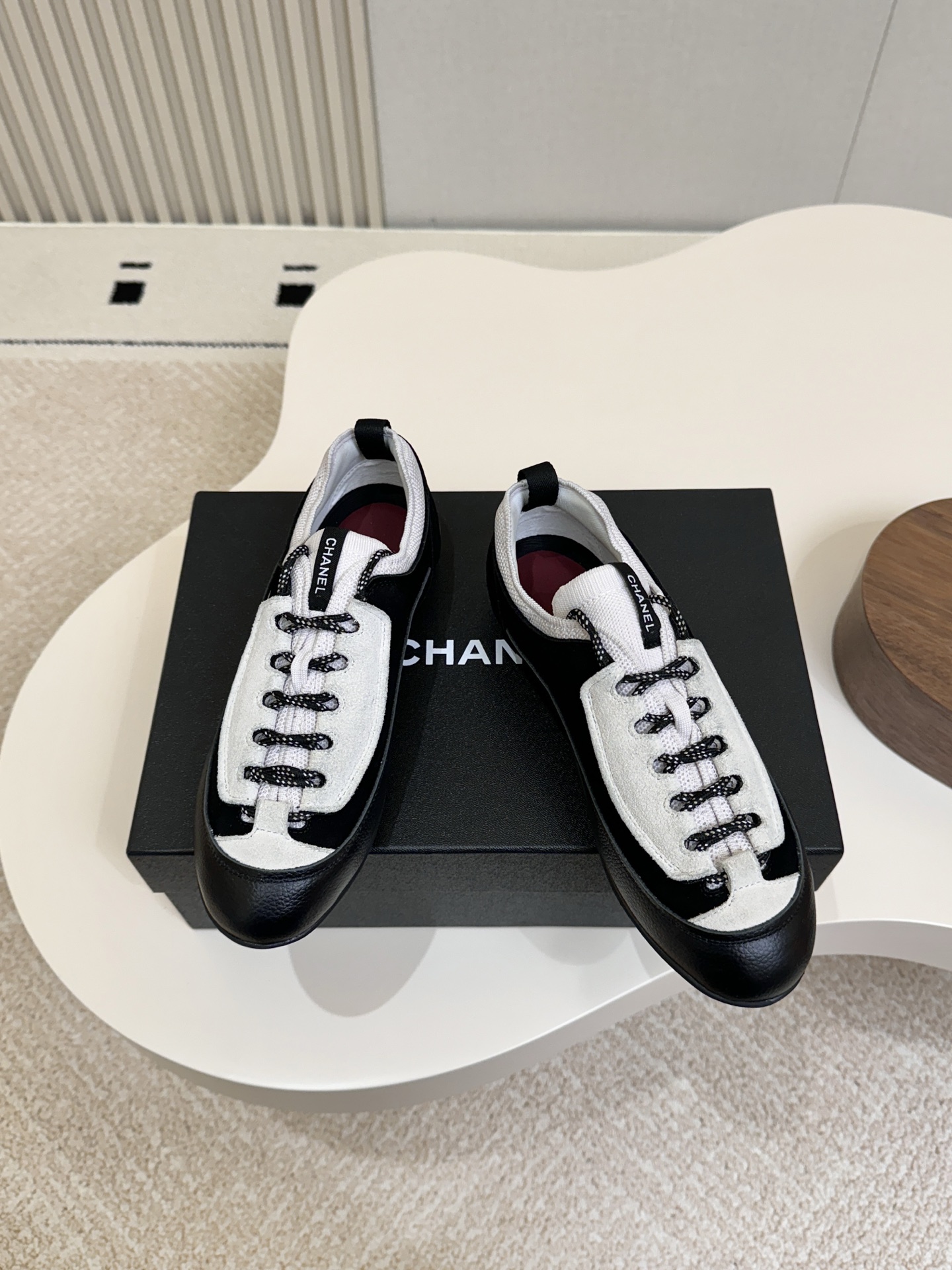 NO:889247,chanel - 26ss latest Xiaoxiang panda shoes, sports shoes, Dexun shoes, sneakers... Dexun series is simple and low-top, light and comfortable, with spliced color fabrics, creating a young and active sports atmosphere. The exquisite small logo embellishment makes it more low-key and gorgeous... (matte surface/cowhide surface) Panda double color block upper, sports sneaker design/Dexun shoes light design, two-color sports outsole~~  35-40 plus size, casual shoes/sports shoes, chanel, sneakers, cowhide19860909chanel——26ss最新款小香熊猫鞋,运动鞋,德训鞋,球鞋…… 德训系列简约低帮,轻便舒适,拼接色面料,营造出年轻活跃的运动氛围,精致的小Logo点缀更显得低调个华丽……（磨砂面/牛皮面）熊猫双拼色鞋面,运动球鞋设计/德训鞋轻装设计,双色运动大底~~ 35—40正码,休闲鞋/运动鞋,chanel,sneakers,cowhide,Women's Shoes
