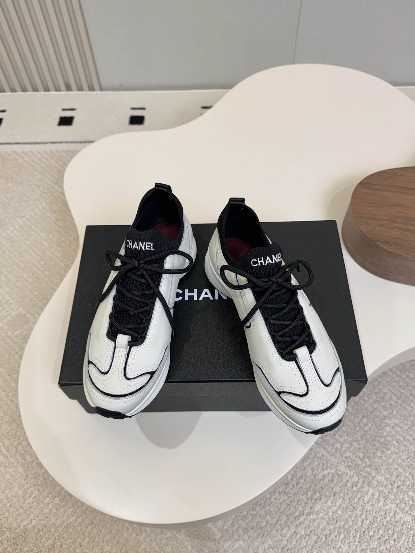 NO:887437,chanel - 26ss latest Xiaoxiang panda shoes, sports shoes, Dexun shoes, casual shoes... Dexun series is simple and low-top, light and comfortable, with spliced color fabrics, creating a young and active sports atmosphere. The exquisite small logo embellishment makes it more low-key and gorgeous... (matte surface/cowhide surface) contrasting color stitching upper, sports sneaker design/Dexun shoes light design, two-color sports outsole~~  35-40 plus size, casual shoes/sports shoes, chanel, sneakers, cowhide19860909chanel——26ss最新款小香熊猫鞋,运动鞋,德训鞋,休闲鞋…… 德训系列简约低帮,轻便舒适,拼接色面料,营造出年轻活跃的运动氛围,精致的小Logo点缀更显得低调个华丽……（磨砂面/牛皮面）撞色拼接鞋面,运动球鞋设计/德训鞋轻装设计,双色运动大底~~ 35—40正码,休闲鞋/运动鞋,chanel,sneakers,cowhide,Women's Shoes